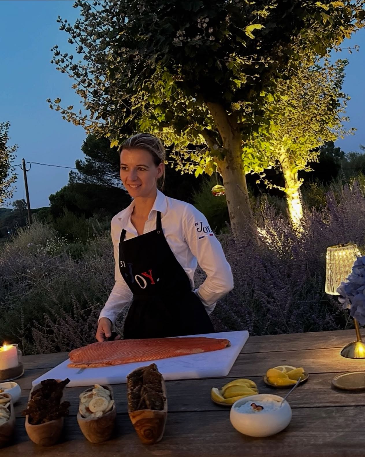 Saumon fumé artisanalement par nos soins
Découpe en live 🔪
#byjoytraiteur #byjoy #showcooking #event #traiteur #traiteursurmesure #catering #traiteurhautdegamme #frenchriviera #sttropez #sainttropez #traiteursttropez #traiteursainttropez #saumonfumé #saumonfumemaison #decoupeenlive #evenementsurmesure #soireetropezienne #saumonfumémaison #partage #convivialité #aperitif #aperitifdinatoire #cocktail #cocktailsainttropez #cocktaildinatoire