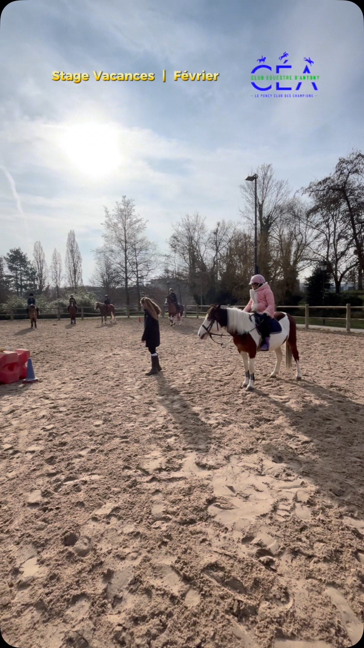 🎠 Les stages battent leur plein au CÉA!
Dès l’âge de 4 ans, les Cavaliers profitent des vacances pour passer de belles journées en compagnie des poneys. Nos moniteurs diplômés enseignent l’équitation à pied et à cheval, de la théorie à l’équitation. chaque jour est une découverte pour les uns et du perfectionnement pour les autres.