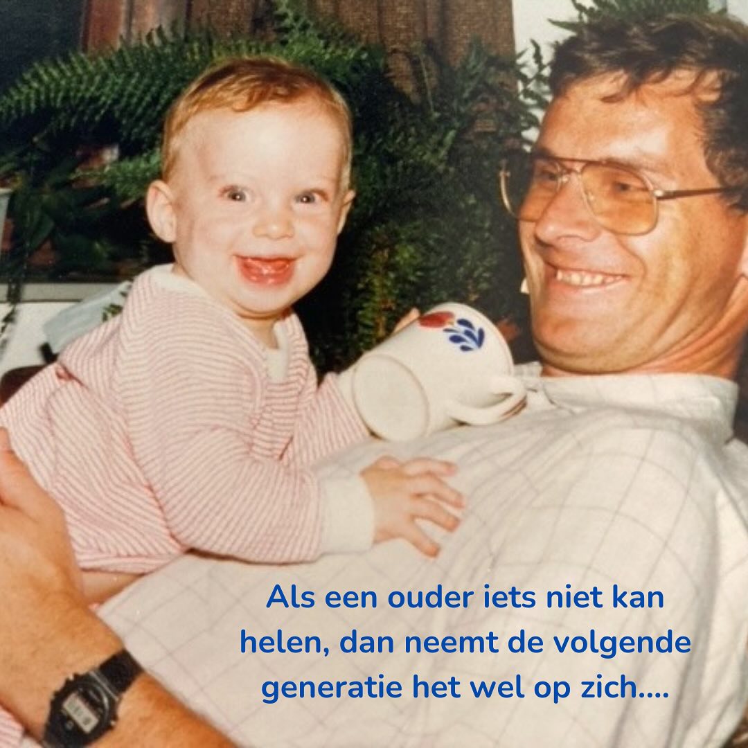 ‘Wat lijk je toch op mij.’ Mijn vader zei het vrijwel altijd als we elkaar zagen. Vol trots. Ik vond dat destijds leuk, vooral het onconventionele karakter. Al bedoelde hij meer de gevoeligheid.
Toch denk ik dat dit hem genekt heeft. In een maatschappij waar mannelijke energie (ego’s en ratio) overheersend is, is anders en gevoelig zijn niet makkelijk. Ik denk dat dit voor veel oude zielen lastig is.
Tijdens mijn proces van heling voel ik me bij tijden letterlijk mijn vader. Soms ook mijn moeder, maar dan zit het in de pijn van verlating.
Als ik in buitenproportionele angst en schuldgevoelens terecht kom (wat meestal een projectie van de ander is), dan is het net alsof ik een kopie van hem ben. Het is een voorouderlijke en karmische heling, dat weet ik ondertussen wel. En een heling van een van de grootste collectieve trauma’s: kerkelijk misbruik. Boetedoening is waar sommige geschriften vol van staan.
Mijn vaders blik vol schuld in zijn ogen na het overtreden van een bijbels gebod - “gij zult niet scheiden” - zal ik nooit vergeten. Elf jaar was ik en ik trof hem huilend op de rand van het bad, nadat hij mijn grootouders had verteld over de scheiding met mijn moeder.
En met niet aan de norm kunnen conformeren is hij nooit echt in het reine gekomen, denk ik. ‘Oh Miek, ik voel me zo schuldig,’ hoe vaak ik dat wel niet gehoord heb.
Stagneren in schuldgevoelens is letterlijk killing! En in mijn ervaring een bedekking van de angst voor afwijzing. Ik weet niet hoe het is om in een psychose te raken, maar de mindfuck die erin kan sluipen als je deze gevoelens niet toe kunt laten is niet zo fraai.
#heling #voorouderlijkehealing #schuld #schuldgevoel #kerkelijkmisbruik #narcistischmisbruik #symbiose #psychose #depressie