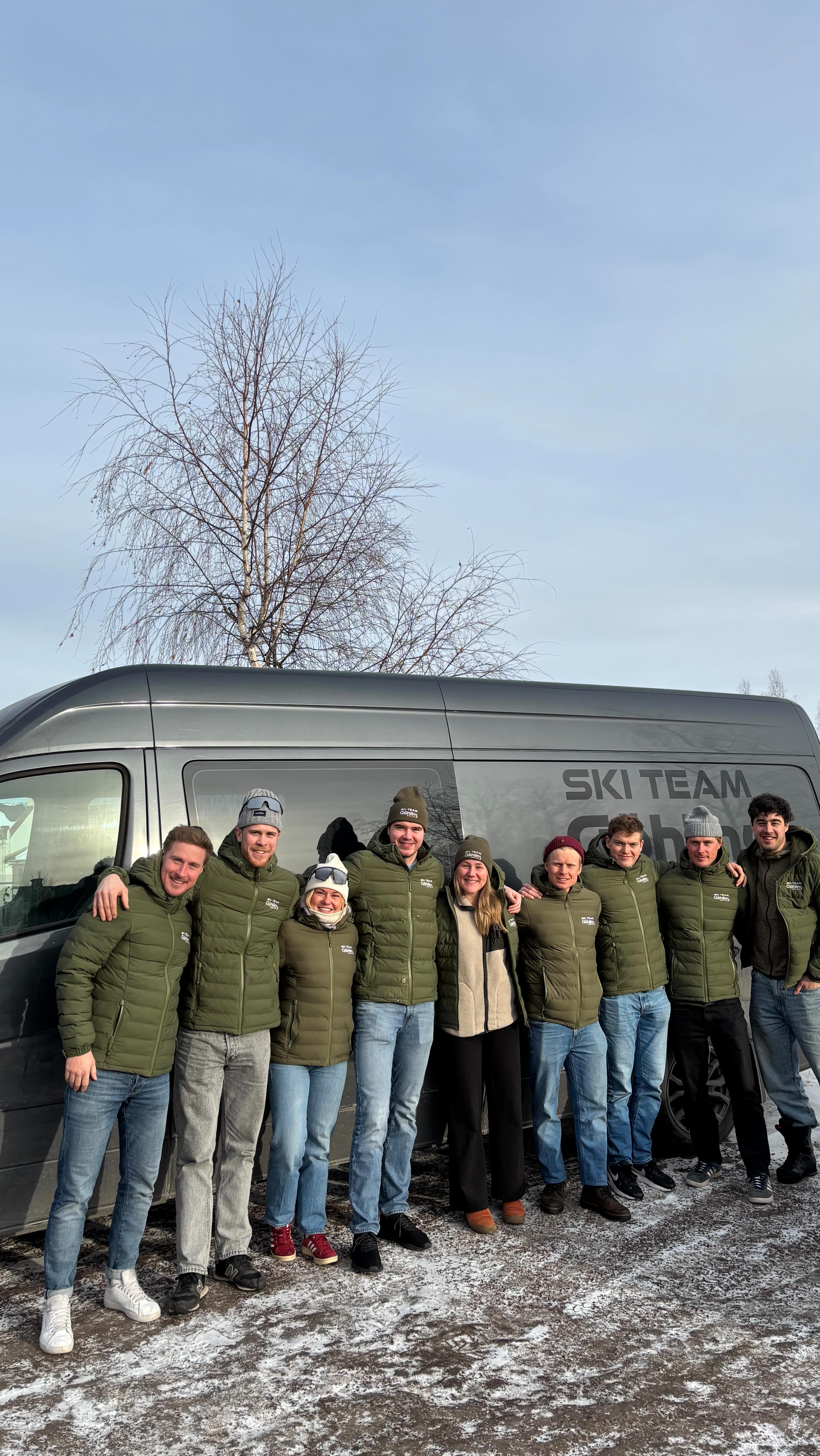 Det är med glädje, stolthet och positiva känslor som vi summerar Ski Classics-helgen i Orsa Grönklitt. Vi kom dit med alla åkare och stor uppbackning med serviceteam, vänner och familjen Göhlins.
Lördagens långlopp var 61 km med en mycket varierad bana med allt från platt myr till riktigt branta backar. Johannes tar säsongsbästa med en 15e plats och lika så gjorde Julia med 17e plats. Elias slår till 25e plats, vilket blev nytt personbästa i Ski Classics. Även Hilda och Filip gör bra lopp med 24e respektive 40e plats.
Dubbelhelgen fortsatte på söndagen med ett individuellt lopp över 13 km med samma branta backar som under lördagen. Julia lyckades putsa till gårdagens säsongsbästa till 15e plats och Hilda tar säsongens och karriärens andra topp 20-placering i Ski Classics. Våra herrar ville inte vara sämre - Filip slår också till med personbästa med 36e plats, Johannes blir 20e och helgens stora sensation, Elias, gör ett otroligt lopp och blir åtta - hittills det största i hans karriär! 💥
Efter denna grymma laginsats ligger vi i nuläget på nionde plats i lagtävlingen. Hela laget - åkare, vallare, drickalangare, hejare och supporters - har verkligen presterat på topp. Stort tack även till alla supporters och sponsorer på hemmaplan som är med och stöttar laget! 💚
Med en stor gemenskap och starkare lag än någonsin blickar vi nu vidare fram mot Tjejvasan och Vasaloppet - vi är laddade! 🥳
@gohlins @klubbenbygohlins @eabdethaller @hestragloves @hestrainredningarab @garoplatprodukter @garo_emobility_sverige @isabergstoppen @hangonab @axelent_sverige @everbrandswedenab @ehconnector @eleikosport @gnosjoror @gnosjoandan @aerollerskis @leki.nordic @atomicnordic @umarasports