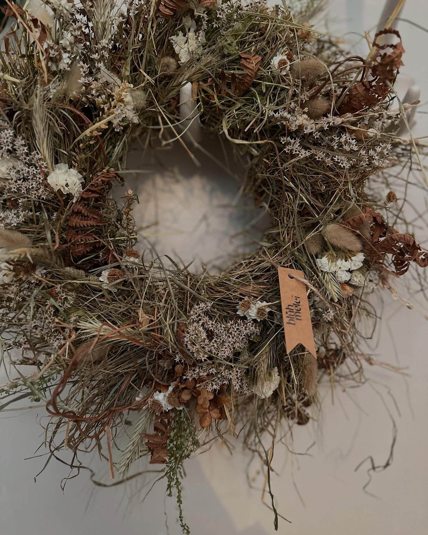 Meine Workshopteilnehmer wissens schon: Ich liebeliebeliebe Heukränze. 🫶
#türkranz #trockenblumen #heu #blumenliebe