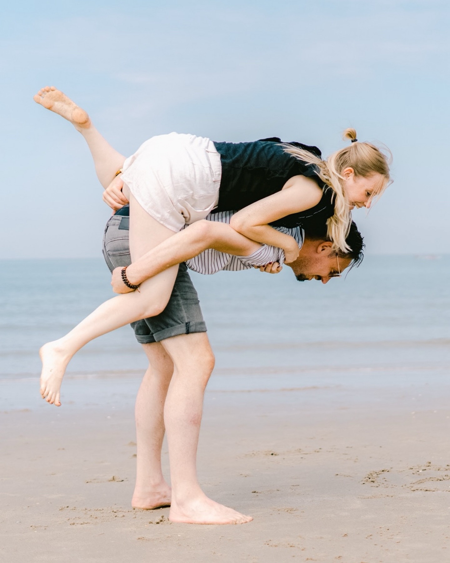 LIEFDE ISโฆ
Samen herinneringen maken โค๏ธ๐น
Het zijn de kleine momenten die ik het liefst zou willen vasthouden. Kleine momenten die ik wil inlijsten en bewaren, om er keer op keer weer naar te kunnen kijken. Zodat ik word teruggenomen naar dat kleine momentโฆ
Want juist dat kleine moment, brengt mij groot geluk.
Fijne Valentijnsdag โค๏ธ
.
.
.
#koppelshoot #coupleshoot #loveshoot #koppelfotografie #liefdesshoot #lifestylefotografie #lifestylefotograaf #fotograafzuidlimburg #fotograaglimburg