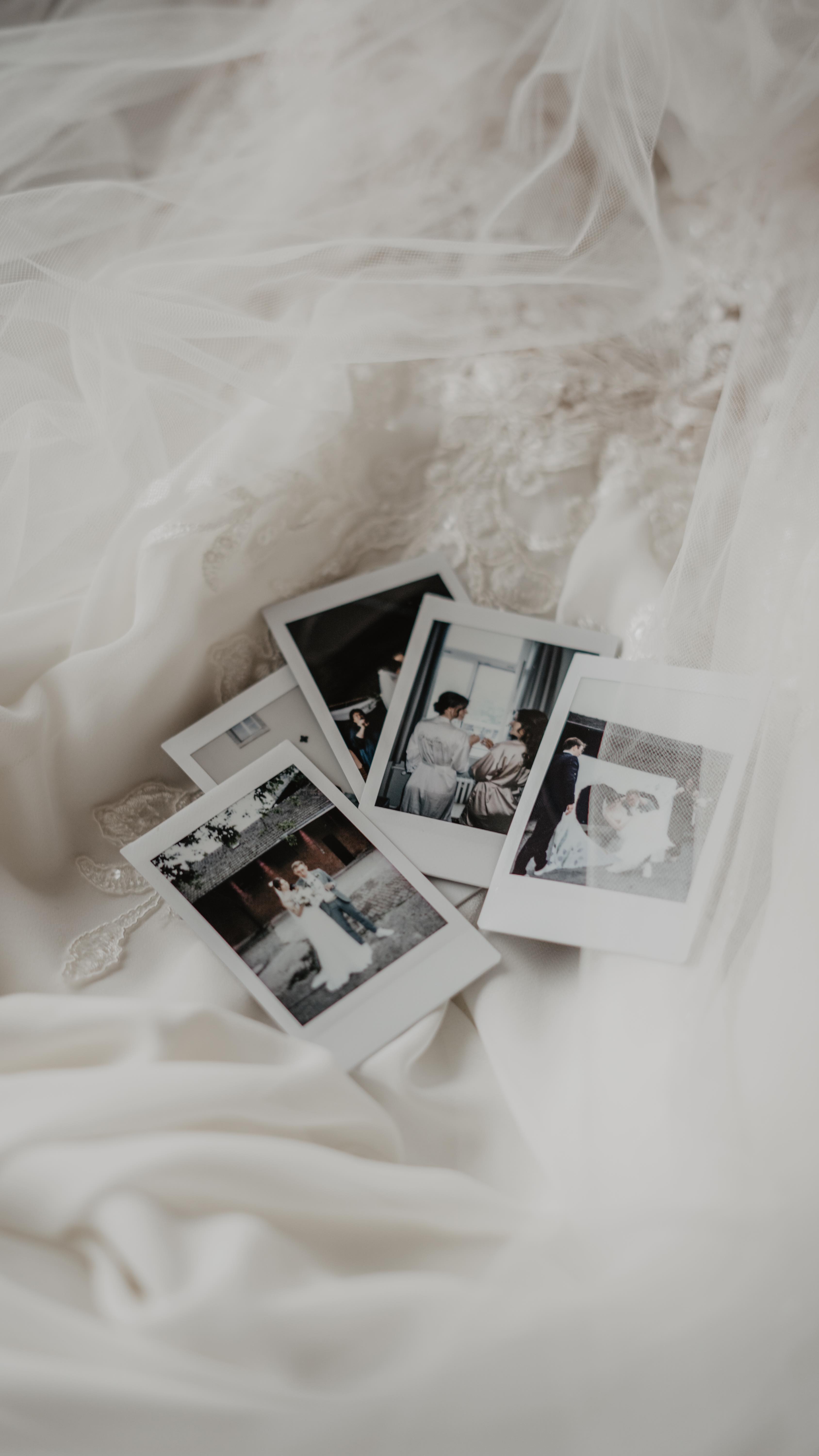 Polaroids von eurer Hochzeit? Oh yes! ✨
Ich liebe es, wenn ich meinen Paaren Polaroidbilder von ihrem großen Tag überreichen darf und sie die Bilder am Abend in den Händen halten. Ganz ohne Warten, ohne Filter - einfach echt 🥹 sie fangen Momente ein, sind einzigartig und voller Nostalgie 🫶🏼
Wie steht ihr zu Polaroids von eurem großen Tag? 🎞️