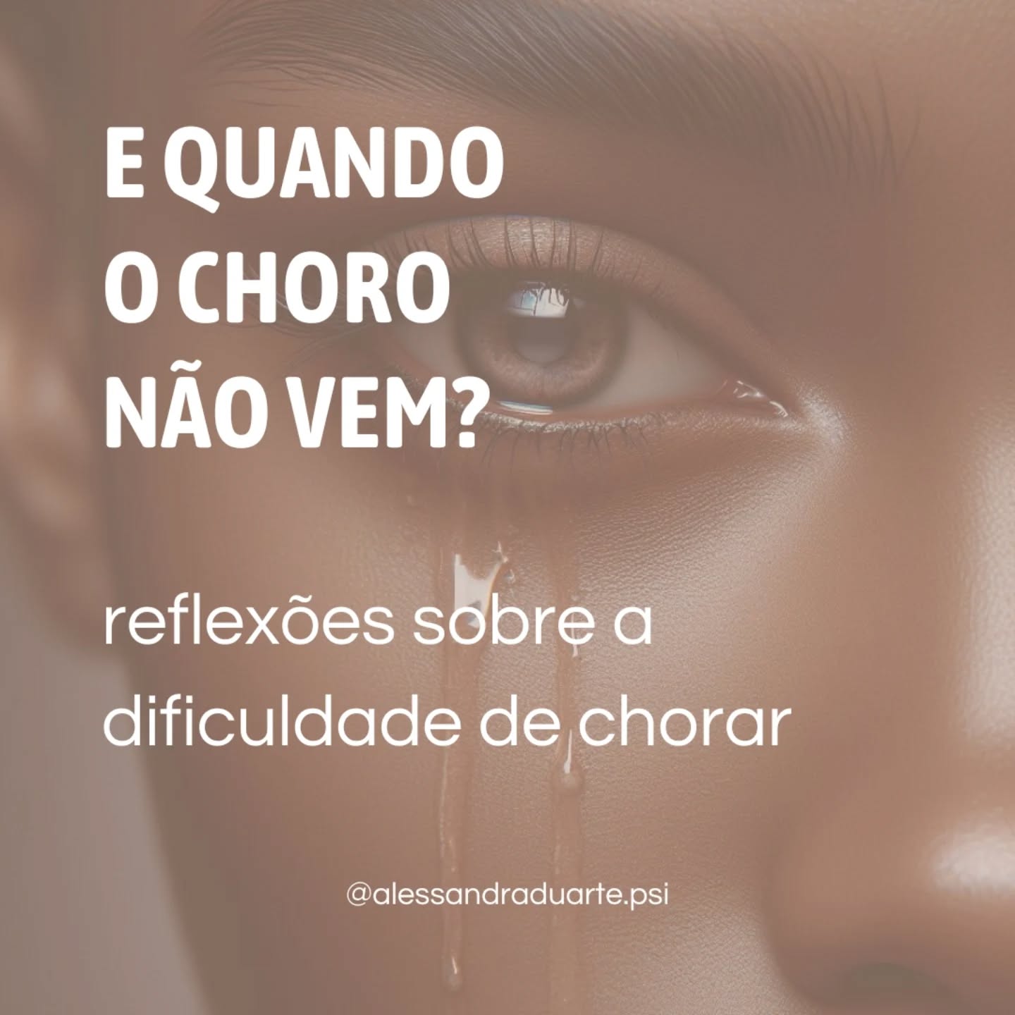Você já sentiu vontade de chorar, mas não conseguiu? 💭
Na psicoterapia, essa dificuldade também aparece — e pode nos contar muito sobre a forma como lidamos com nossas emoções. A partir disso, sem querer ditar verdades absolutas, podemos fazer algumas reflexões acerca do que essa dificuldade poderia significar.
🧩 Cada um de nós possui uma história de vida e, ao longo dela, principalmente durante a nossa infância, vamos aprendendo como nos comportar de acordo com o ambiente no qual vivemos. Desde pequenos, aprendemos com os adultos à nossa volta como lidar com sentimentos difíceis, como tristeza e raiva.
Dependendo de como esses adultos respondem às nossas emoções, podemos ser incentivados a expressá-las ou, ao contrário, punidos — o famoso “engole o choro” 🛑 — e ensinados a fugir ou esquivar-se delas. Isso pode nos tornar adultos com dificuldade de entrar em contato com esses sentimentos.
Além disso, muitas vezes essas punições vêm acompanhadas de algumas regras que amplificam essa dificuldade. Regras como "pessoas fortes não choram" ou "eu preciso ser forte pelos outros" só reforçam uma relação complicada entre nós e nossas emoções.
🌱 Permitir-se chorar, especialmente em um espaço seguro como a terapia, pode ser um passo importante para criar uma relação mais gentil consigo mesmo e, consequentemente, o início de uma nova forma de lidar com a vida.
.
.
.
🔍 Obs.: Vale lembrar que esta é apenas uma forma de refletir sobre o tema. Cada pessoa tem uma história única, e o significado dessa experiência pode ser diferente para cada um.
.
.
.
#psicologia #psicologiaclinica #saúdemental #choro #emoções #sentir #sentimentos #terapia