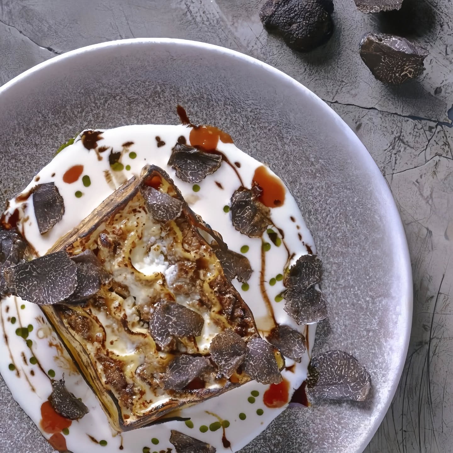 Craving the ultimate comfort food? Our house-made Lasagna is a must-try! 😍
* Slow-cooked and charcoal-smoked short ribs
* Delicate layers of fresh pasta
* Aromatic black truffle
* Creamy mozzarella
* Golden Parmesan finish
Simple ingredients, bold flavors, and the signature Griglia touch. Each bite is a symphony for your palate!
❗️Warning: Come hungry!😋
📍 Available exclusively at #GrigliaKatong