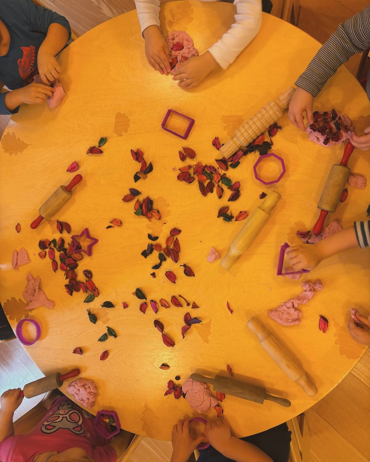 Cosa succede quando le mani dei bambini e delle bambine incontrano un materiale plasmabile?
Stendono… spalmano… coprono… infilano… appiattiscono… ricompongono… frazionano… ed è magia!
#lemanideibambini #pastamodellabile #creativitàalnido