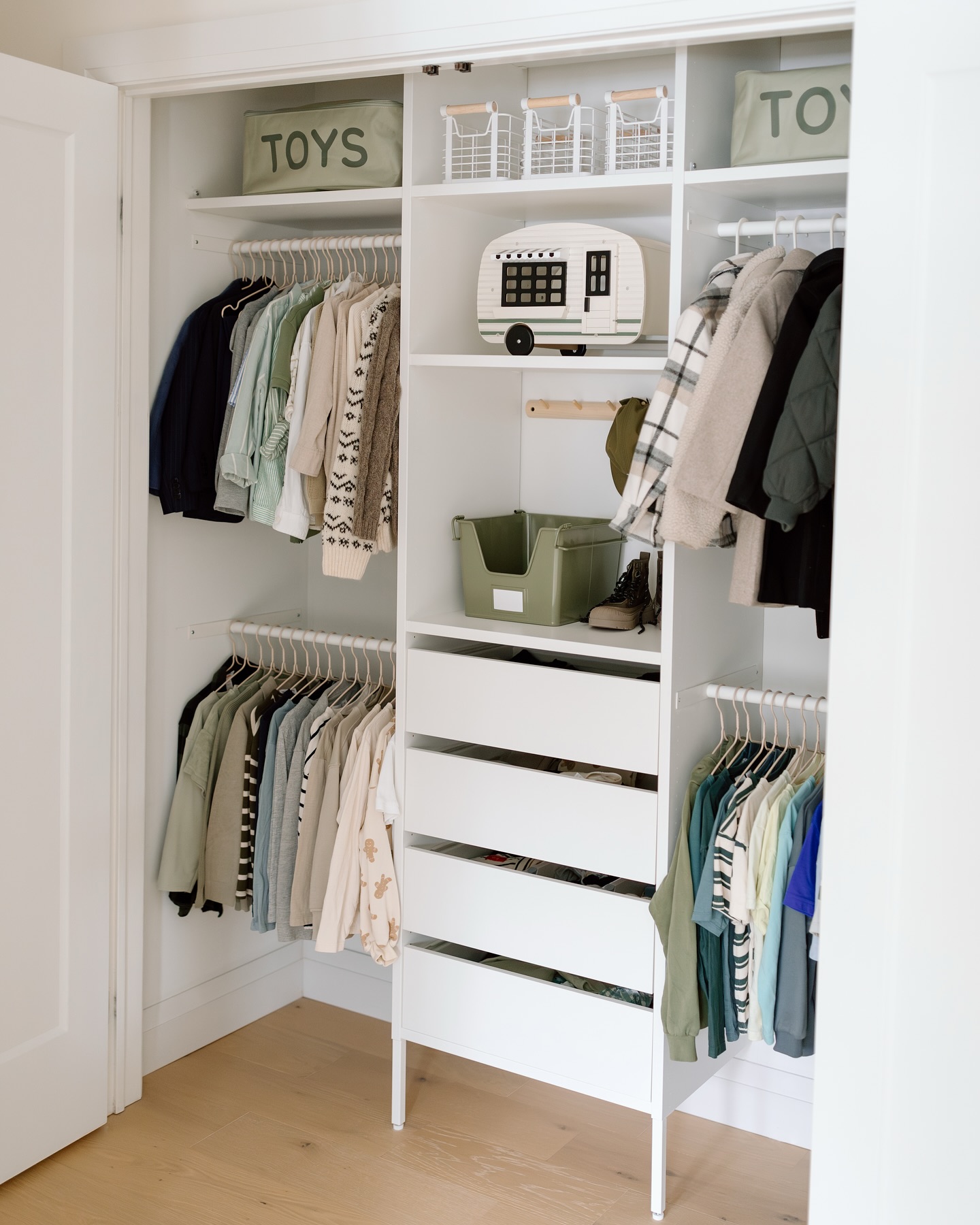 Spring cleaning because we are snowed in 😅
📷: @elzaphotographie