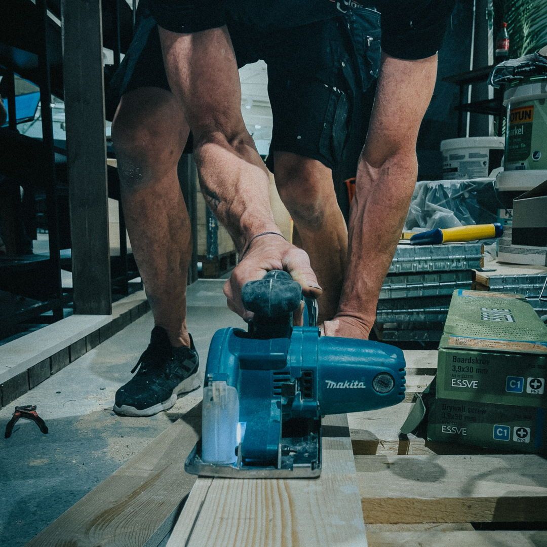 🛠 Når detaljer betyr alt! 🛠
Fra solide spilevegger til gulv – vi sørger for at hvert prosjekt holder høyeste standard! Våre erfarne håndverkere står klare til å forvandle ditt lokale.
📩 Ta kontakt for en uforpliktende prat.
+47 94 00 69 01 - post@newshop.no
#Håndverk #Skreddersøm #NewShop #Interiørdesign #Bygg