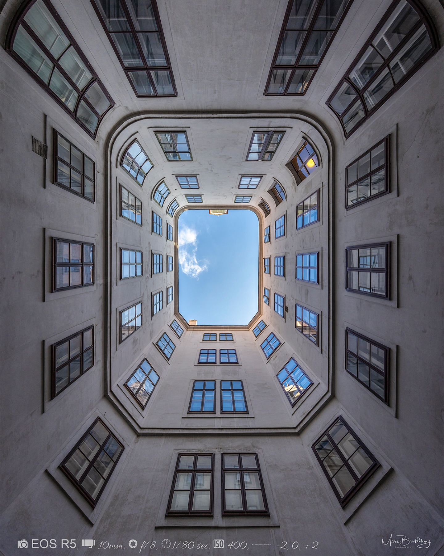 Trapped in time, open to the sky—this is the heart of the Beethoven Building in Vienna. A masterpiece of symmetry and history, framing the endless blue above. 🎼🏛️
#BeethovenHaus #ViennaVibes #ArchitecturalBeauty
#buildingswow #srs_buildings #raw_architecture #raw_community #buildingstylesgf