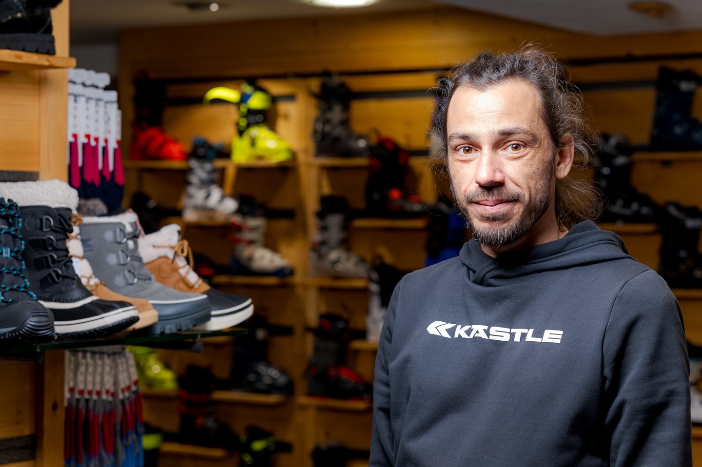 🥁 Aujourd’hui on vous présente Quentin, un autre atout l’équipe Chabloz Sports!
Chez nous, l’hiver est synonyme de renforcement de l’équipe et c’est là que Quentin entre en piste!
💪 Amoureux du détail et avec une approche ultra professionnelle, Quentin apporte son expertise incomparable à notre clientèle, enrichie d’une expérience en France et en Suisse, dans des stations variées.
🎿 Qu’il s’agisse de préparer vos skis ou de vous conseiller pour vos locations, Quentin veille à toujours garantir un service personnalisé et clair.
🌍 Maîtrisant l’anglais, Quentin accompagne nos clients internationaux avec aisance. Et actuellement dans sa 4ème saison chez Chabloz Sports, nous sommes fiers de le compter parmi nous.
Avec Quentin, c’est l’assurance d’un service soigné et une attention particulière pour chaque passionné de neige. ⛷️
📸 @samuel.devantery
#chablozsports #anniviers #stlucchandolin #hiver2025 #ski #passionski