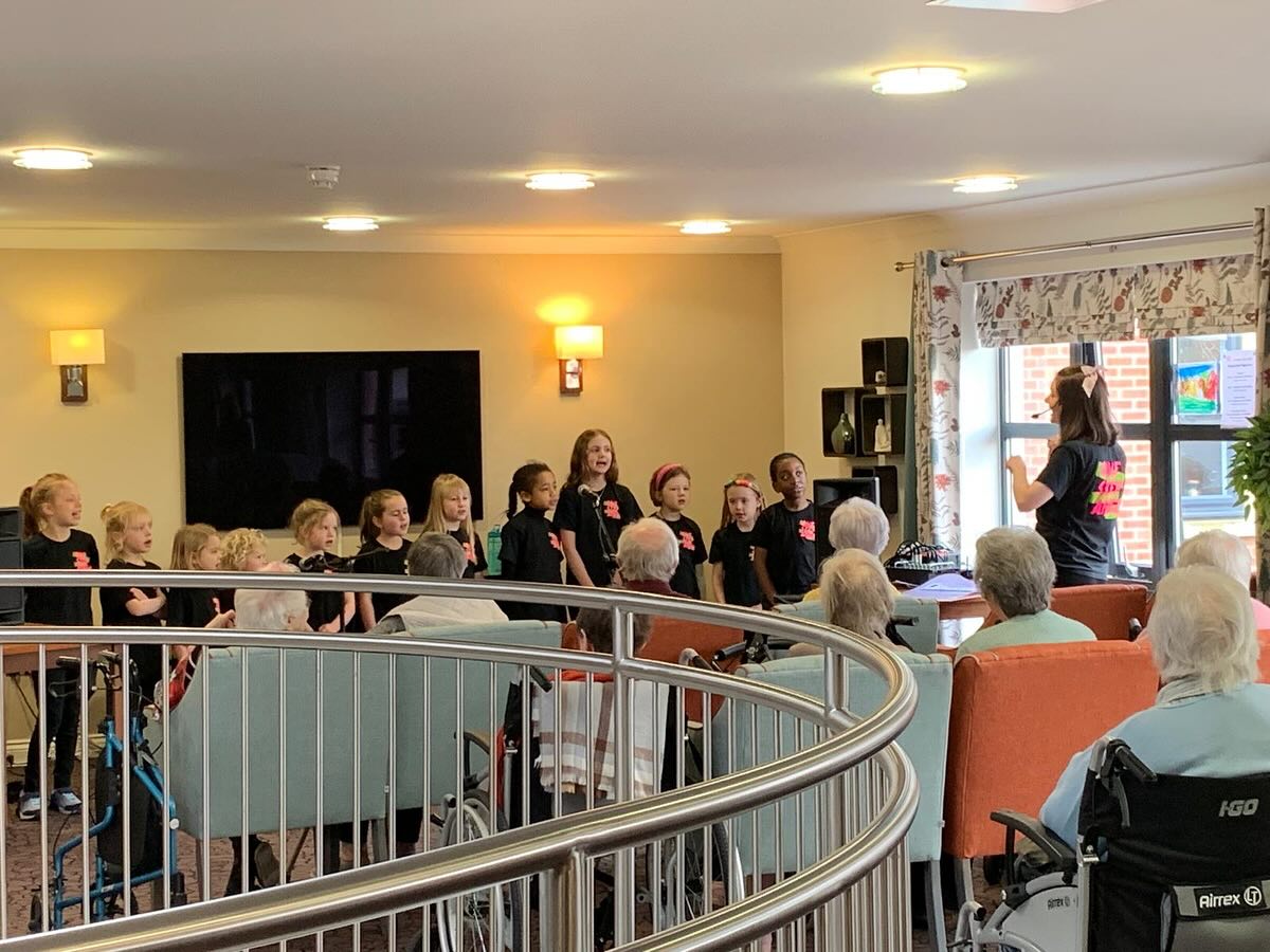 Recently some of our children’s choir went to perform for the residents at the MHA Victoria Court retirement home in Headingley 🎶
The residents thoroughly enjoyed watching the children perform & joined in on a few songs 🎤
Well done to all our performers - you’re all superstars! And a massive congratulations if it was your first ever performance ⭐️
#leeds #musictheatre #music #singing #performing
