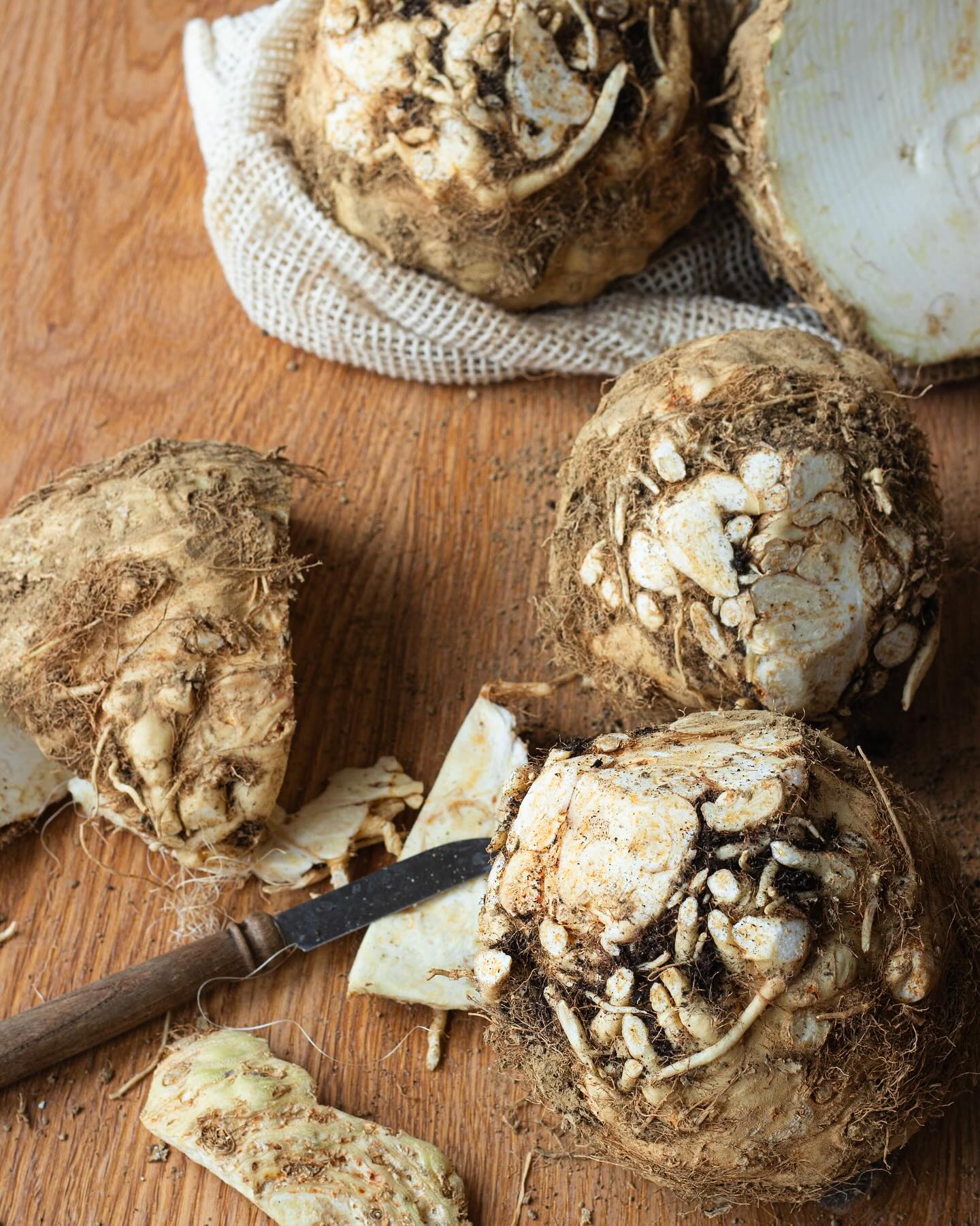 Auch wenn hier und da schon die ersten Frühjahrsboten zu sehen sind, habe ich diese Woche nochmal bei unserem Winter/Lagerungsgemüse den Sellerie ausgewählt. Die Sellerieknolle oder der Knollensellerie hat einen intensiv, würzig und erdigen Geschmack und findet man meist in Rezepten für Suppen und Eintöpfe wieder. Sellerie ist reich an Vitaminen und Mineralstoffen und gilt als sehr kalorienarm, was dazu führt das es auch in eine kalorienbewusste Ernährung gut eingebaut werden kann. Bei uns gab es Sellerie bisher meist in Form von Salat, doch schaut auf dem zweiten Bild, was ich Neues ausprobiert habe. #selleriepommes Sellerie in dünne Streifen schneiden, mit Salz und Paprikagewürz und Speisestärke „marinieren“, etwas Öl darüber geben und schwenken. Die Selleriepommes im Anschluss in die (Heißluft)Friteuse geben und knusprig braten. (Alternativ natürlich auch im Backofen möglich) Klappt auch super mit dünn gehobeltem Sellerie als Gemüsechips, doch die haben es bei uns nicht bis aufs Foto geschafft. Was ist euer Lieblingssellerierezept? Diese Woche bei uns auf jeden Fall - Sellerie in Aktion. #sellerie #sellerieknolle #kochen #backen #chips #pommes #sellerieliebe #frittieren #gemuesechips #hofladenlang #zumittagbeifamilielang #wintersweiler #lörrach #kandern #karsau #schwörstadt #basel #rheinfelden #weilamrhein #efringenkirchen #hofladen #wochenmarkt #wochenmarkt24dreiländereck @wochenmarkt24.dreilaendereck #liebe #wintergemuese #suppen #eintöpfe #knollengemüse