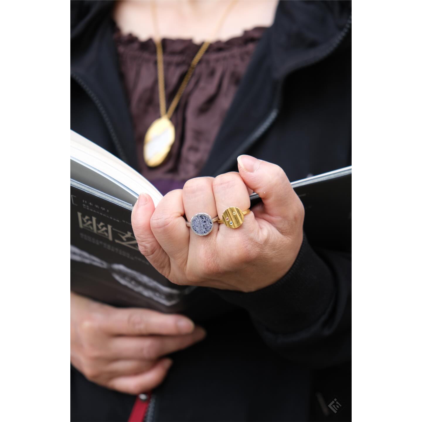 .
FU(NA)TURE 2 Jewellery Collection - Mitsuro Hikime textured ring with Jesmonite and recycled mussel shell composite/ Fancy colour sapphire
.
A huge thank you to William Dudley Trust for their generous and huge support to my practice and the creation of this collection through their Bursary award.🙏🏻✨
.
@a.i.r_soj @soj_bcu @jo_bcu @acj.org.uk
.
#jewellery #art #contemporaryjewellery #artjewellery #narrativejewellery #jewelery #narrativejewelry #artjewelry #contemporaryjewelry #japan #hongkong #uk #ukjewellerydesigner #ukjewellery #hkjewellery #hkjewellerydesigner #japanesejewelry #japanesejewellery #japanesejewelrydesigner
#photography #japaneseaesthetics #japaneseaesthetic #wabisabi #gem #gemmology
