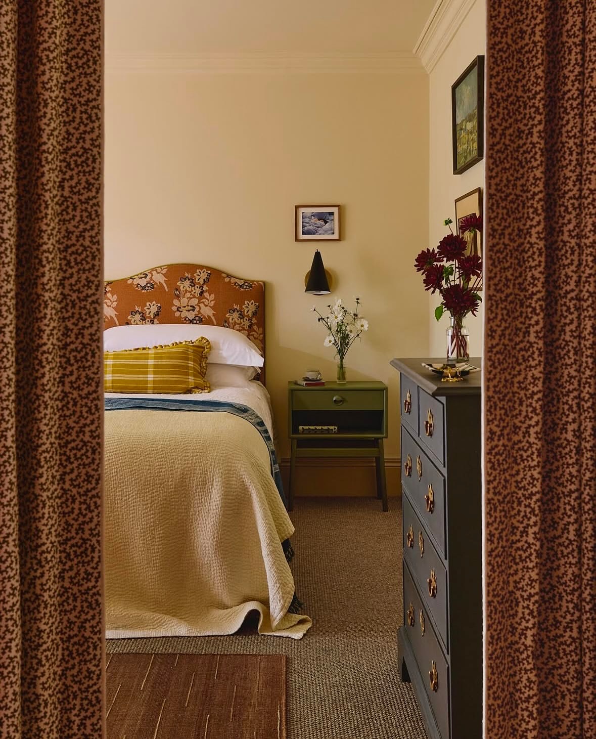 Just love a designer with exceptional taste. So thank you @golden_design_interiors for asking me to make your headboards and @houseandgardenuk for the beautiful photos and @studiostanway for the collaborations #headboard #naturalfiibres #upholstery