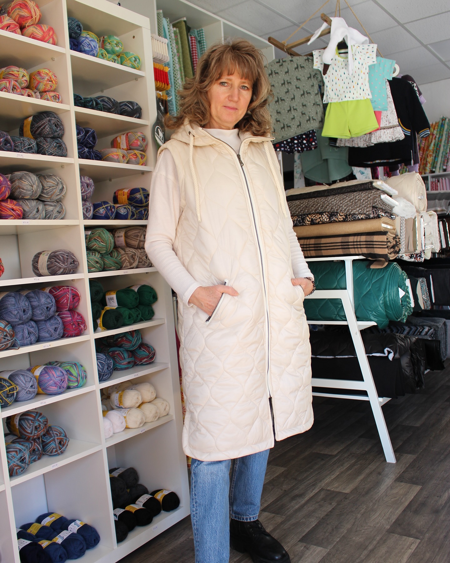 ✨Neues Lieblingsstück✨
Ich habe mir diese modische Weste aus meinen warmen Steppstoffen genäht! Perfekt für die kalte Jahreszeit und super gemütlich 🥰 Den Stoff gibt’s online und vor Ort in vielen Farben - ideal zum nachnähen! 🙌🏼
#nähen #diymode #nähenmachtglücklich #stoffliebe #handmade #selbstgenäht #stoffeonline