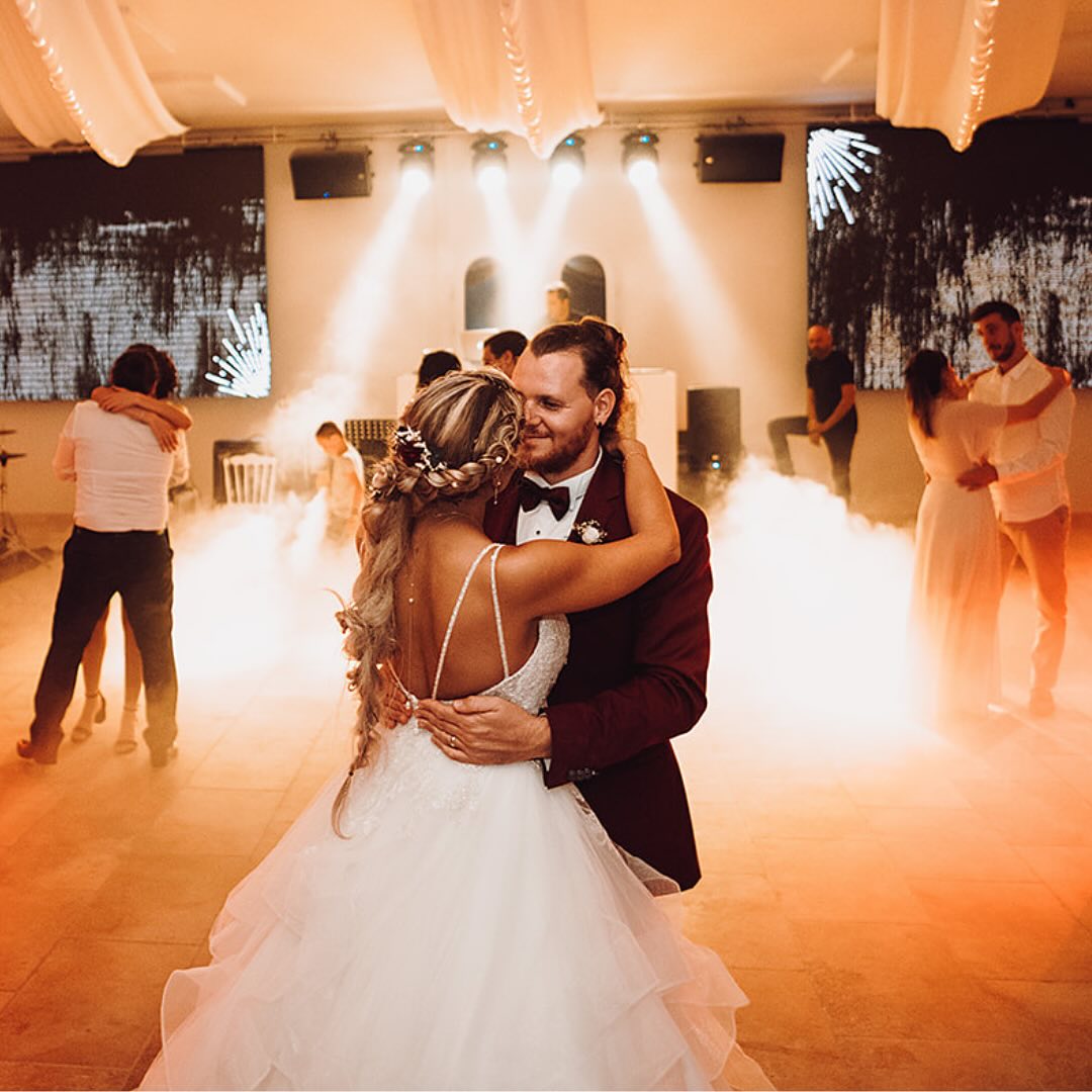 L’ouverture de bal 💫
Une mélodie 🎵 , un regard, un pas après l’autre, un tourbillon d’amour & d’émotion 😍
#ouverturedebal #justmarried #trets #aixenprovence #domainedereception #mariage2025