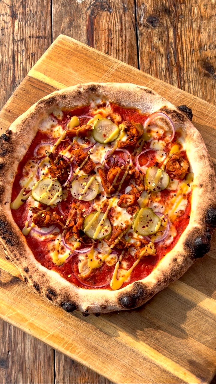 February specials
Pickle and Jack
Tomato sauce, vegan cheese, BBQ marinated pulled jackfruit,red onions, smoked chipotle chilli, pickled gherkins, maple and mustard drizzle
Jaca
Tomato sauce, mozzarella, BBQ marinated pulled jackfruit, red onions, smoked chipotle chilli, pickled gherkins, maple and mustard drizzle
Telling Porkies
Tomato sauce, mozzarella, BBQ marinated slow roasted pulled pork, red onions, smoked chipotle chilli, pickled gherkins, maple and mustard drizzle