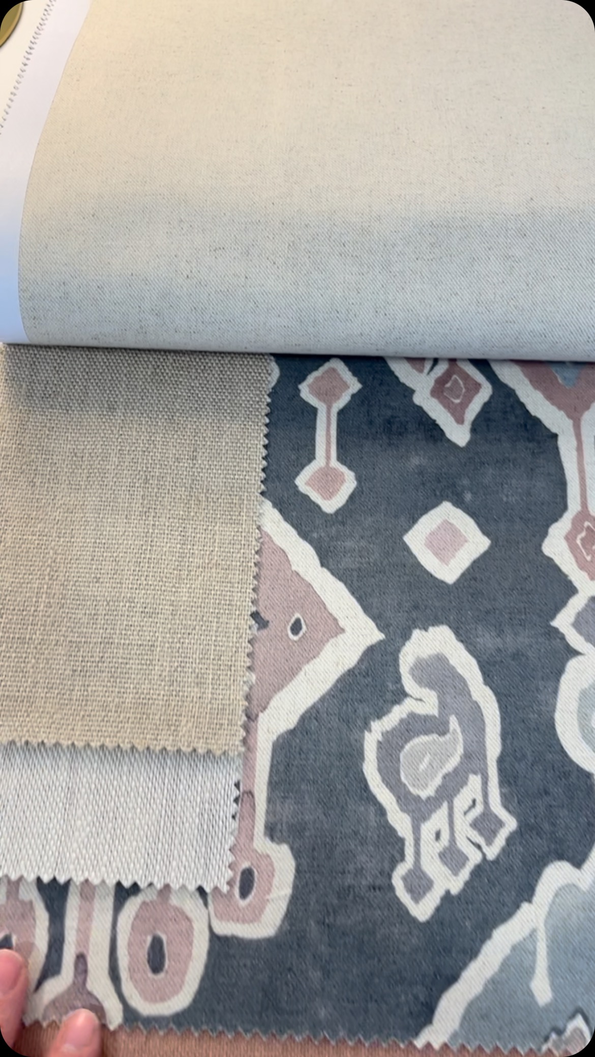 Vestir tu hogar es fundamental!
Lisos o estampados o mejor aún combinados:
#textiles en el estudio de #livinglavidadeco
Para estores y/o cortinas, para almohadones y tapicería…
Pásate a verlos en Bronce 35.