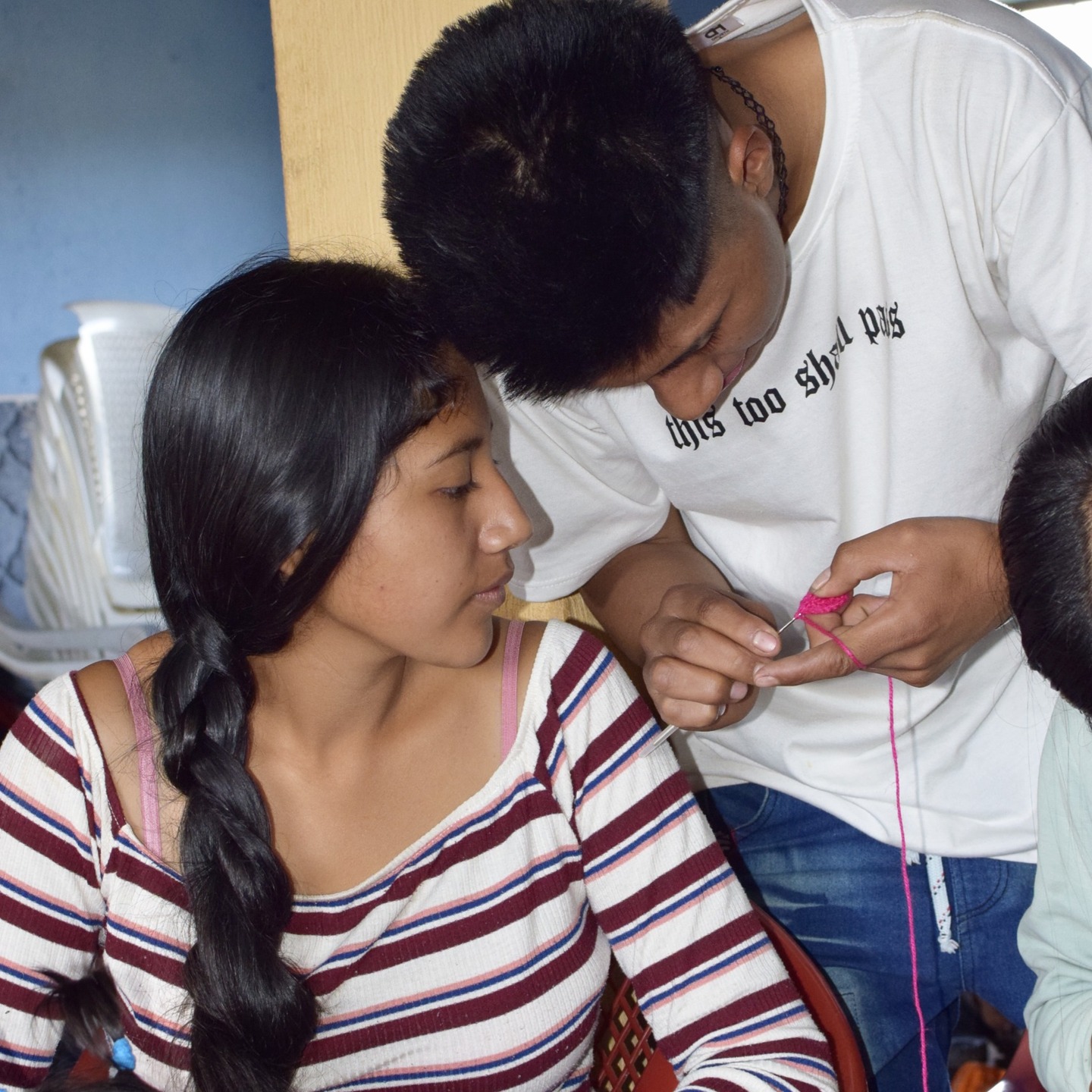En cada hilo hay una historia, en cada puntada un sueño. 🌿💖 Las mujeres de Rodeopamba siguen perfeccionando su arte en el taller #MakiamiYubiami, creando hermosos aretes tejidos con dedicación y amor.
📸 Te mostramos más de su proceso, sus sonrisas y el increíble talento que están desarrollando.
💡 ¡Cada aprendizaje es un paso hacia nuevas oportunidades! Comparte y sigue apoyando este hermoso proyecto.
#ManosQueTransforman #ArteConImpacto #TejiendoSueños #MakiamiYubiami #globalgiving #nonprofit #ong #fundacion