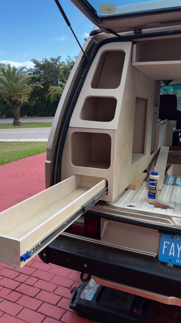 A little sneak peak of the current build in house!
🔸🔹🔸🤔
1985 VW Westaflia Vanagon.