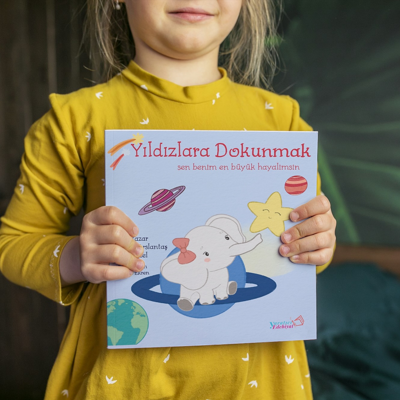 Minik fil Bonti’nin kalbini heyecanla titreten büyük bir hayali vardı.
Bir gün uzaya gidecek ve yıldızlara dokunacaktı.
Ama yavru bir fil nasıl uzaya gidebilirdi ki?
Çok istemek hayallerin gerçekleşmesi için yeterli miydi?
İşte tüm bu soruların cevabı hayallerle dolu sayfaların arasında.
Peki senin en büyük hayalin ne?
Gözlerini kapat ve ellerini uzat.
Hayallerini gerçekleştirme sırası sende.