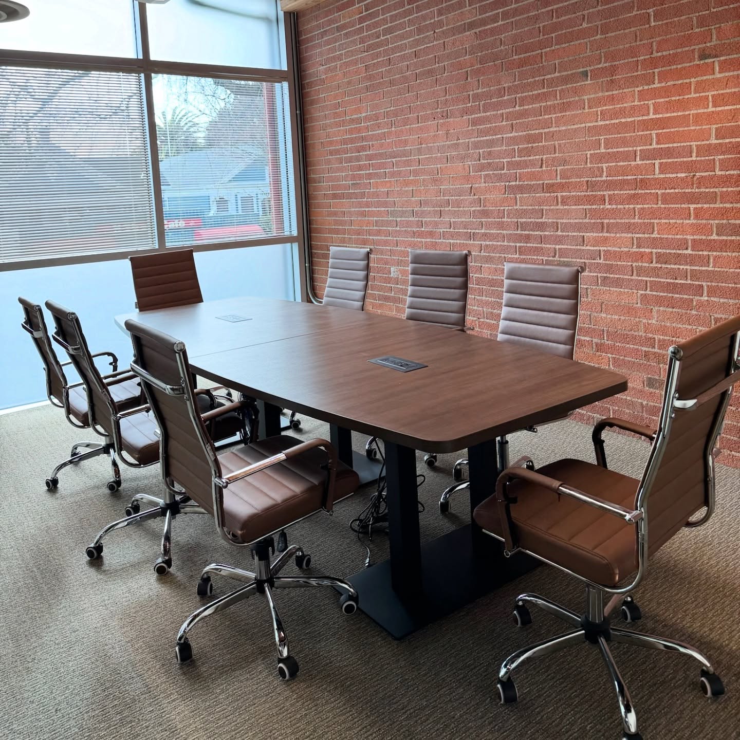 One day, three stunning spaces! From a sleek lobby to two beautifully designed conference rooms, today’s installs were all about blending style and function. Swipe through to see how we brought these spaces to life!