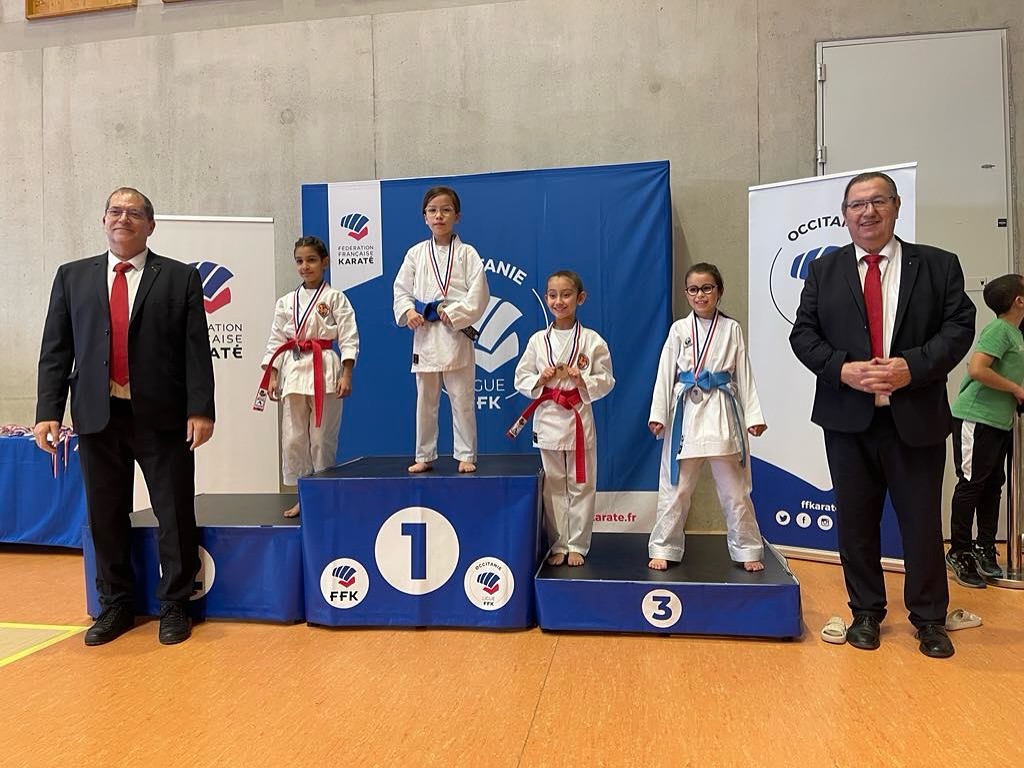 🏆 Coupe régionale Occitanie Kata
🥇 Un grand bravo à Tiana qui a réussi à se hisser jusqu’en haut du podium en division 2 dans la catégorie Pupille.
🇫🇷 De fait, elle est qualifiée pour la coupe de France qui aura lieu début avril.
Malgré deux très beaux parcours, Sven et Paul ne se sont pas qualifiés. Ils auront une nouvelle occasion lors de l’open régional Occitanie le 1er mars à Béziers.
Félicitations à tous les 3 !