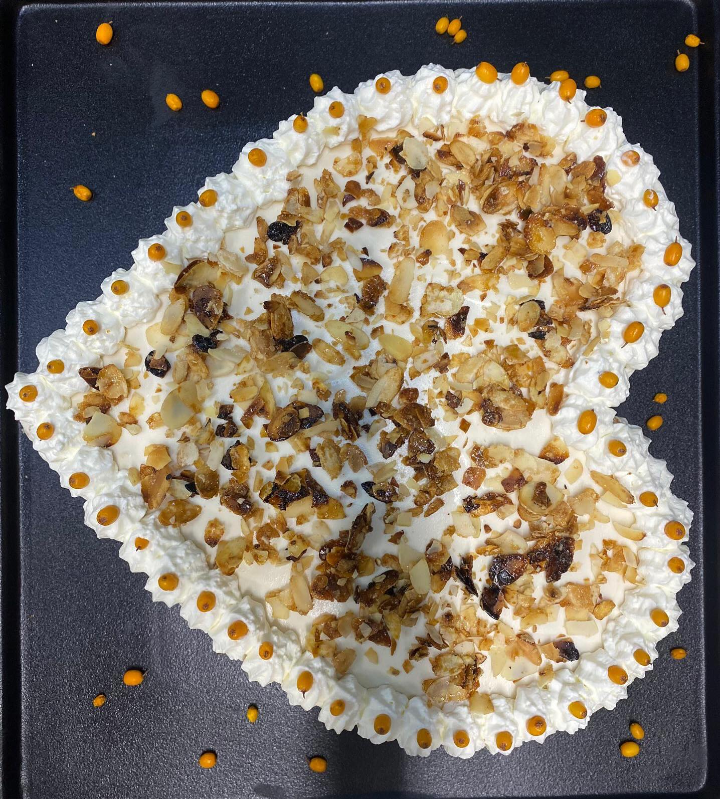 Heute nehmen wir euch mit hinter die Kulissen und zeigen euch, wie wir unsere köstlichen Torten für das Café zaubern!
1. Zutatenwahl: Alles beginnt mit der Auswahl der hochwertigen Zutaten! – nur das Beste für unsere Gäste!
2.Teigzubereitung: Der Teig wird mit viel Liebe und Sorgfalt gemischt. Hier kommt die Magie ins Spiel!
3. Backen: Der Duft, der durch die Küche zieht, ist einfach unwiderstehlich! Unsere Torte backt im Ofen, während wir uns auf die nächste Phase vorbereiten.
4. Dekoration: Jetzt wird’s kreativ! Mit frischen Früchten, zarter Sahne und einer Prise Liebe dekorieren wir die Torte, um sie nicht nur lecker, sondern auch wunderschön zu machen! ✨
5. Fertigstellung: Und voilà! Die Torte ist bereit, serviert zu werden. Kommt vorbei und genießt ein Stück unserer handgemachten Köstlichkeit!
Wir freuen uns darauf, euch im Café zu sehen! Was ist eure/ euer Lieblingstorte/ Kuchen? Lasst es uns in den Kommentaren wissen! 👇💬
#café #tortenliebe #makingof #backenmitliebe #foodie #dessertliebe #behindthescenes #hofladenundcafe #liebezumdetail