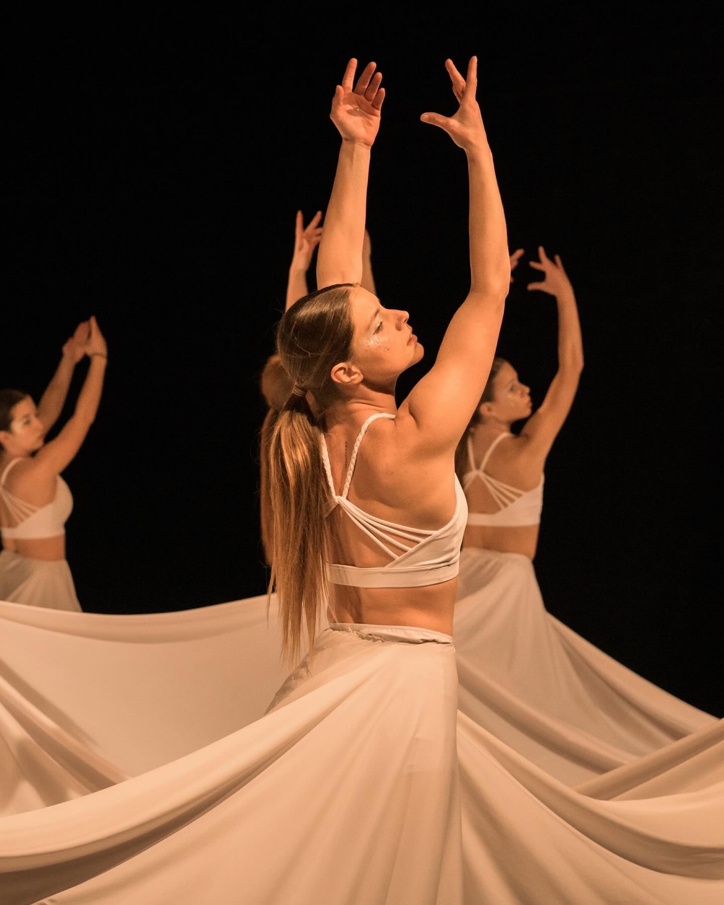 🩰 “Aer”, amb la @jovecompanyia a la @lacaldera_barcelona.
🤍 Gràcies, @edmontseesteve!
📸👉🏻 https://dansamontseesteve.mcb.cat
…
#Barcelona #dansa #danza #dance #aer #ballarina #ballarines #dancers #dancer #contemporaryart #art #crea #nikonistas #nikondance #dancephotography #dancephoto
…
@bonareaoficial_cat @conradoparodi @paucasellesbolufer @didacgarrave