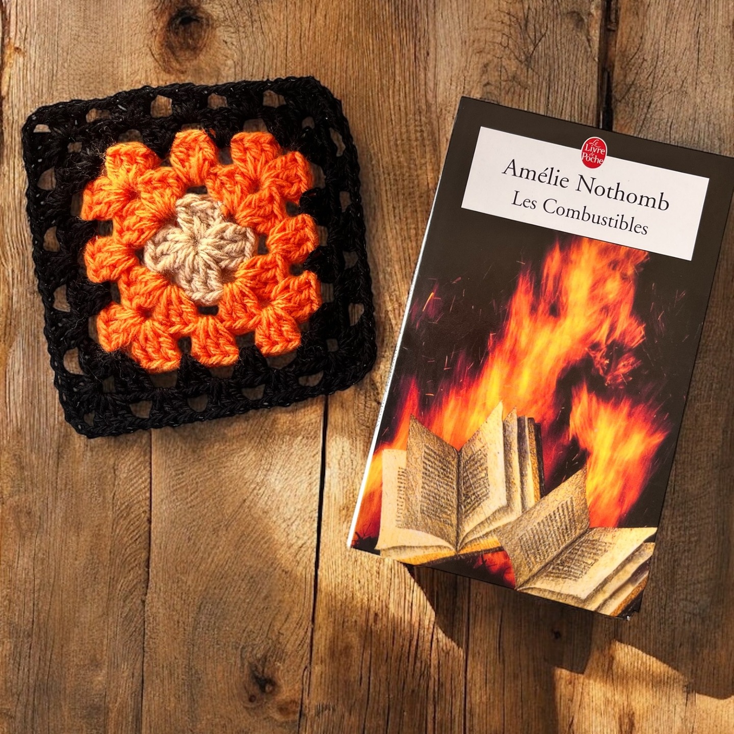 Tout le monde a déjà répondu à la question : quel livre emporteriez-vous sur une île déserte ? Mais ici, la question est bien plus cruelle : quel livre mérite qu’on lui sacrifie un instant, un seul instant de chaleur physique ?
Deuxième carré pour mon projet "1 livre, 1 carré granny" ! Cette fois, c’est une pièce de théâtre qui m’a inspirée : Les Combustibles d’Amélie Nothomb.
Dans un hiver glacial, trois personnages – un professeur, son assistant et une jeune femme – se retrouvent enfermés, sans chauffage, dans une ville en guerre. Leur seule ressource pour se réchauffer ? Brûler des livres... Mais lesquels sacrifier en premier ? Une réflexion mordante sur la valeur de la littérature et l’instinct de survie.
J’ai lu Amélie Nothomb au lycée sans vraiment accrocher, mais là... quelle claque ! Une très belle réflexion sur la place de la littérature et de l’objet livre.
Pour ce carré, j’ai repris les couleurs flamboyantes de la couverture !
💡 Et vous, un livre qui vous a marqué récemment ? J’attends vos suggestions pour mes prochains carrés !
#1livre1granny #crochet #passionlecture #lescombustibles #amélienothomb
