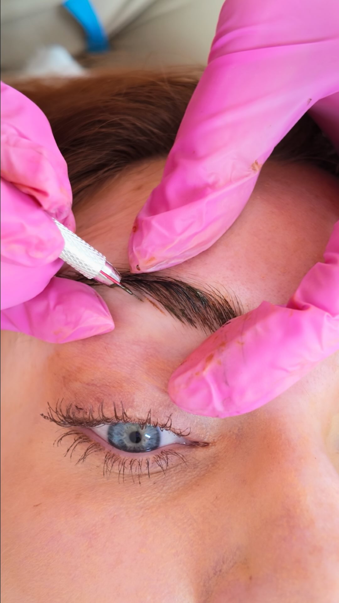 Working on hairstrokes with a mix machine & blade to compare the healed results 👌🏻. We placed some spaced apart microblading strokes with some gentle machine strokes in between. Always working towards Lovely and natural finish packed with delicate hairstrokes and a flush of powder for a popped brow look always following her own hairs.
Leaving them a natural, fuller and softer shape to frame her pretty face.
So much more definition whilst still keeping them soft and fluffy.
Pigment used Dark Brown by @tinadavies
All tools and supplies by @killerbeautypmu
#microblading #hairstrokesbrows #ombrebrows #pmubrows #permanentmakeup #semipermanentmakeup #beforeandafter #pmueducation #pmuacademy