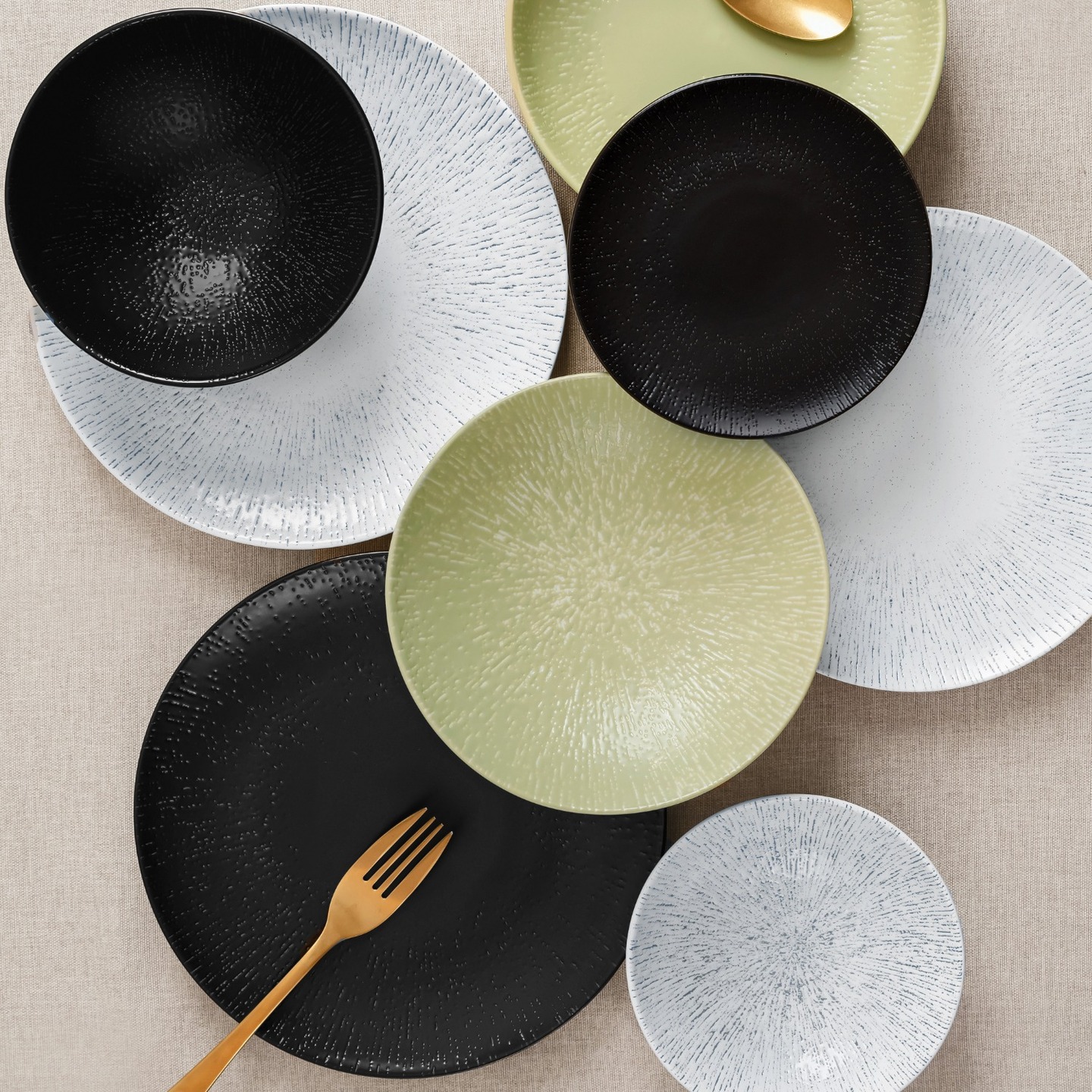 Introducing Linea – Each piece features a delicate line print, applied using the precise Pad Printing technique, bringing texture and depth to the smooth porcelain surface. Available in Noir, Blanc & Pale Green, it's all about the details.
#padprint #donbellini #tableware #lineprint #plates #bowls #dinnerware #restaurant #greenplates #servingplates #porcelain #ceramictableware #ceramics