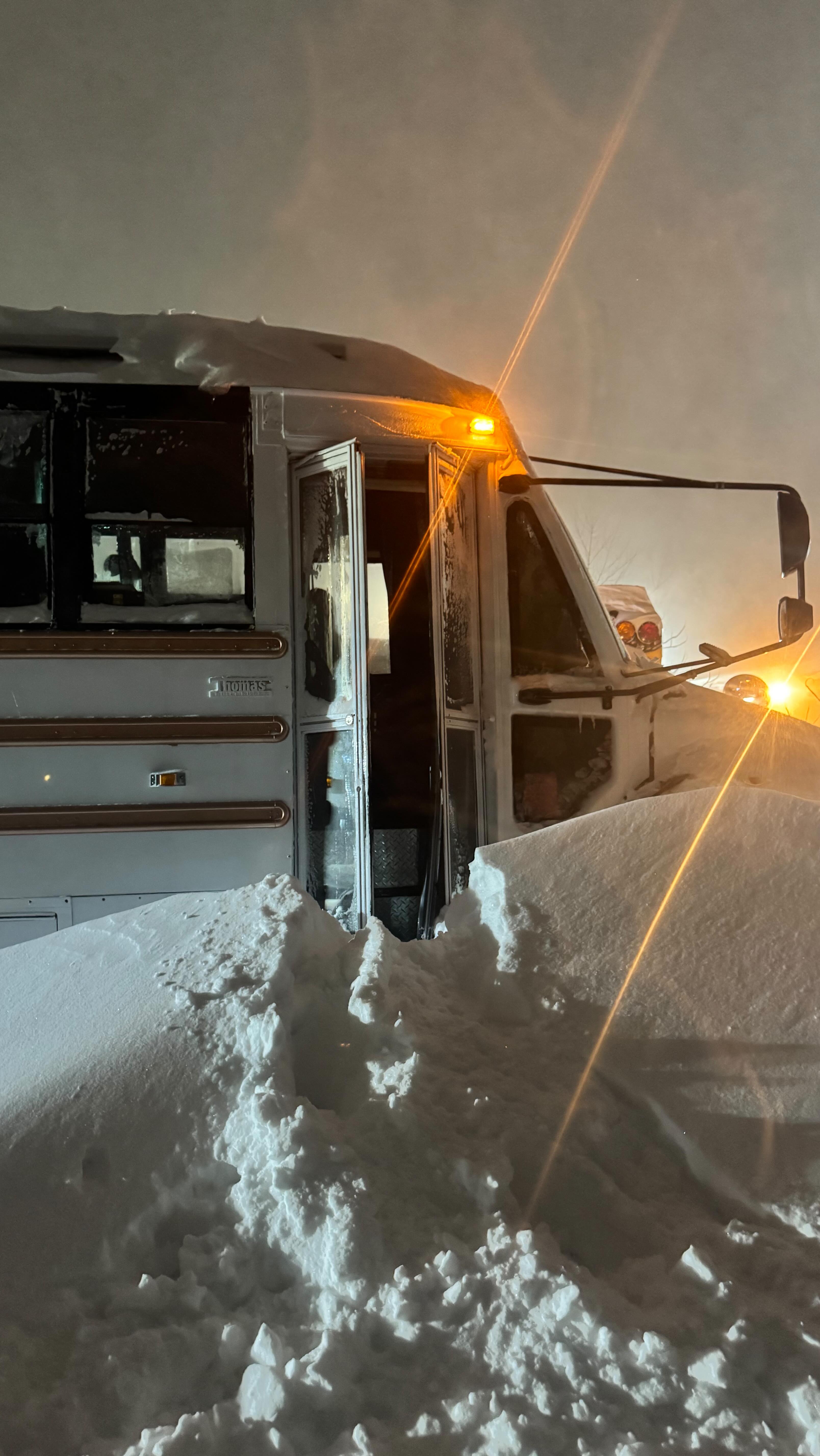 Oubliez la Camaro de @jesse_james_nomad_marketer , la tempête des derniers jours nous a directement ciblé 🤣🤣🤣🤣
Certains disent qu’on a choisit le pire hiver pour rester, nous on se dit que tant qu’à être resté on voulait de la belle neige comme ça! On aura été gâté 🤣🤣
#wintercar #winterstorm #camaro #buslife #canada_life🇨🇦 #chevygang #winterwonderland #hiver