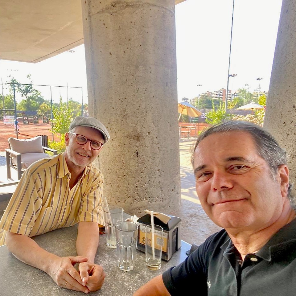 Und jetzt noch weitere Besuche, Begegnungen und Gespräche in Santiago zur Erneuerung der Freundschaften. Erst mit Juan Enrique Gómez, den ich 45 Jahre nicht mehr gesehen hatte. Uns verbindet, dass wir hier 1976 zusammen konfirmiert wurden, wir an der Deutschen Schule den freiwilligen Französischkurs besuchten, auch dass wir Schülervertreter waren und uns also zusammen „politisch“ engagiert haben. Es war schön, ihn nach so langer Zeit wiederzusehen und zu hören, wie er sich in seinem Beruf als Organisationsberater und auch privat entfaltet hat. Dann gab es ein schönes Treffen mit Konrad und seiner Familie. Mit Ximena, seiner Frau, mit Milena und Isidora, seinen Töchtern. Dazu mit der Familie der Schwester von Ximena: Mónica mit Sergio und den Töchtern Camila und Josefa. Über die Jahre sind wir uns immer wieder begegnet und so ist eine wunderbare Freundschaft entstanden. #familienbesuchchile #ccaatsantiago2025 #lebensübergang #überquerungen