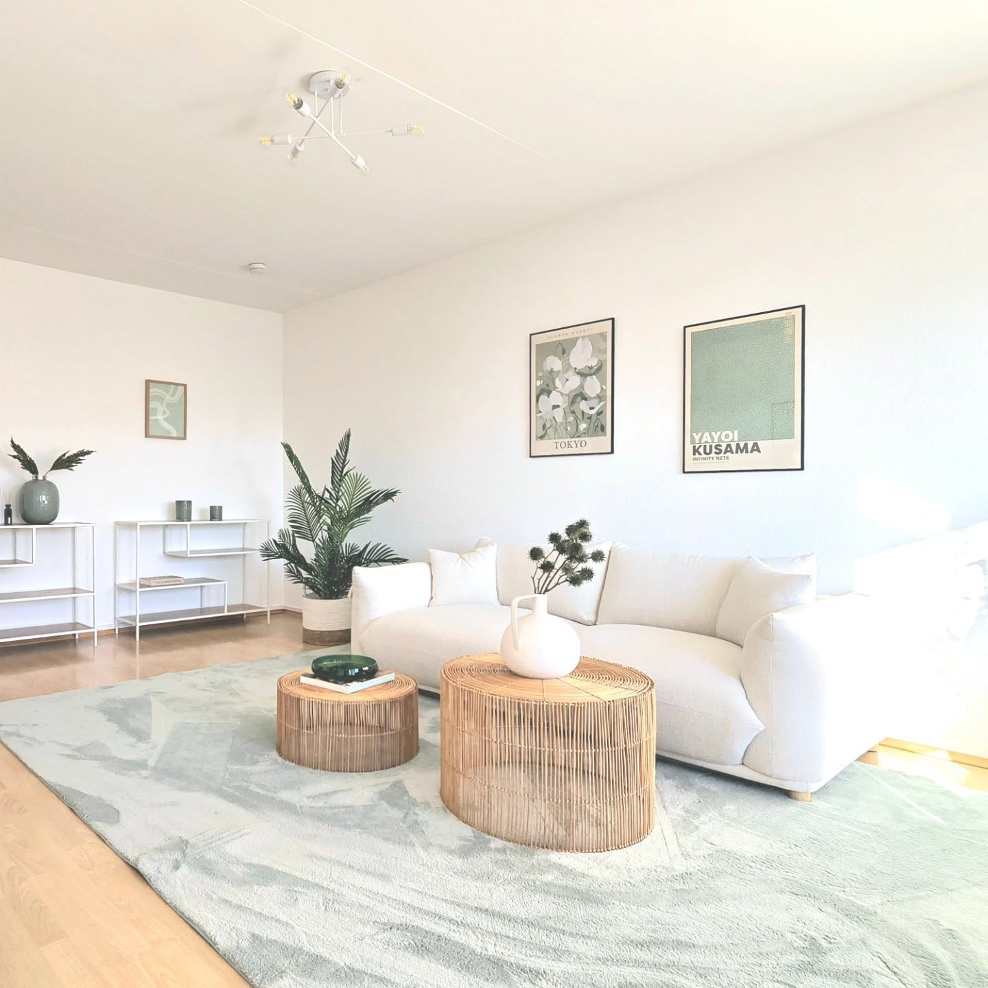 Günstig und effektiv statt billig und rufschädigend!💡
Atmosphäre schaffen mit einfachen Mitteln - soll heissen: Du sollst eine stimmige Home Staging-Leistung erbringen, die einen, wie in diesem Fall, geringen Kostenrahmen nicht übersteigen darf.⛔️
Hört sich einfach an. Ist es aber oft nicht - vor allem dann nicht, wenn man nicht auf billigste Möbel oder gar Pappe zurückgreifen möchte. Oft ist man beim Wert für die Möbel und Dekoration schnell über den eigentlich berechneten Betrag, weil man dann doch etwas dazunimmt oder durch Höherwertiges ersetzt. Man will ja schließlich einen guten Eindruck machen! 🙄
Das war früher oft der Fall bei mir. Bis ich mein Augenmerk mehr auf meine Wirtschaftlichkeit und meine Werte gerichtet habe.🤑❤️
"Billige" Stagings biete ich gar nicht mehr an.
Erstens weil ich grundsätzlich dagegen bin, Home Staging als Billigprodukt anzubieten, das unserem Beruf nicht gerecht wird und ihn ins falsche Licht rückt.
Zweitens, weil es mir keinen Spass macht und ich im Zweifel wieder draufzahlen würde, weil ich sonst nicht zufrieden wäre. 🧐
Wie machst Du das? Zahlst Du schön drauf, nur um einen Auftrag zu bekommen und zu glänzen oder siehst Du es komplett anders und denkst Dir: wenn er Pappe will, soll er Pappe kriegen? 😄
#homestaging ##homestagingprofessional ##immobilienpräsentation ##immobilien ##immobilienverkauf #immobilienmarketing #immocation ##immopreneur #werte #werteleben #bonn #bonnstagram ##rheinsiegkreis #köln #Rheinland #nrw