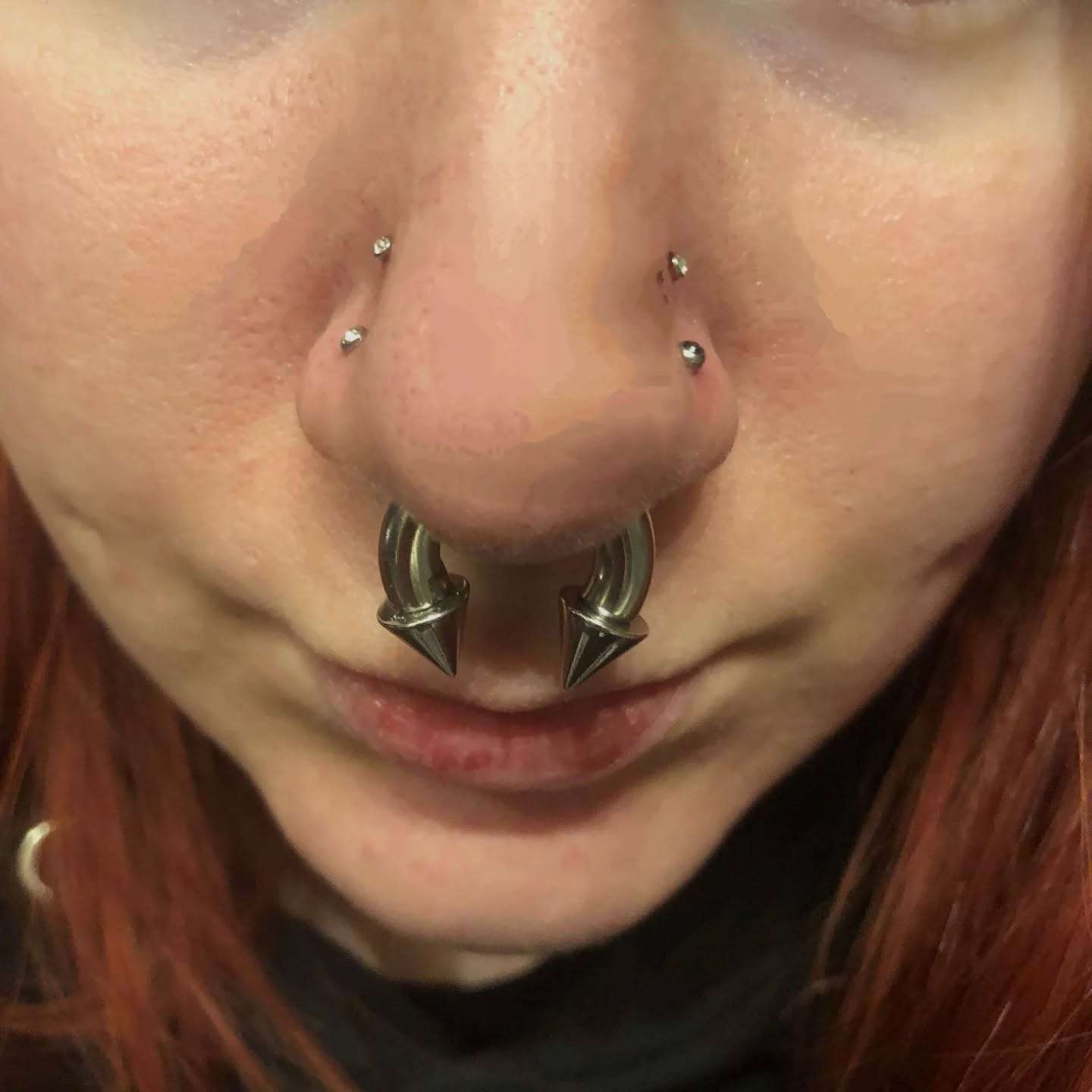 SÄ snyggt ! #highnostrilpiercing #septumpiercing #nÀspiercing #hÀssleholm #evilwomanbodypiercing by @ulrikaluckabauer
