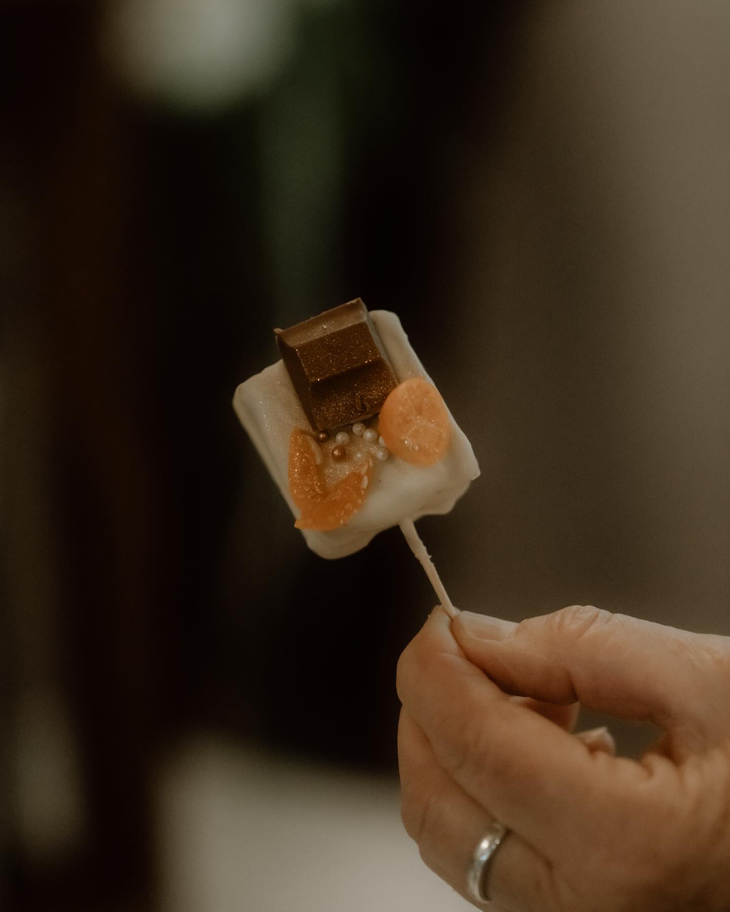 Unsere Cheescakesticks - Süße Versuchung am Stiel 🤩
Feiere deine besonderen Momente mit unseren himmlischen Cheesecakesticks! Ideal für Hochzeiten, Geburtstagsfeiern oder Firmenevents – diese kleinen, liebevoll dekorierten Köstlichkeiten sind der perfekte Hingucker und Genuss für deine Gäste. Lass dich von unseren kreativen Dekorationen überraschen und mache dein Fest unvergesslich! ✨🤍
Diese wunderschönen Fotos hat die Liebe @carogrund_fotografie gezaubert.🙏🏼