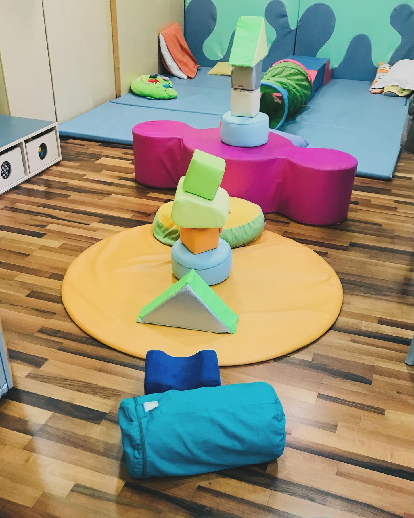 Percorsi motori e psicomotricità… quando i bambini e le bambine scoprono sé stessi e il mondo. Rotolare, saltare, strisciare, correre, impilare, scavalcare, arrampicarsi, creare navi o treni magici!
#ilbellodeibambini #psicomotricità #psicomotricitàalnido #settingmotorio #nidodinfanzia