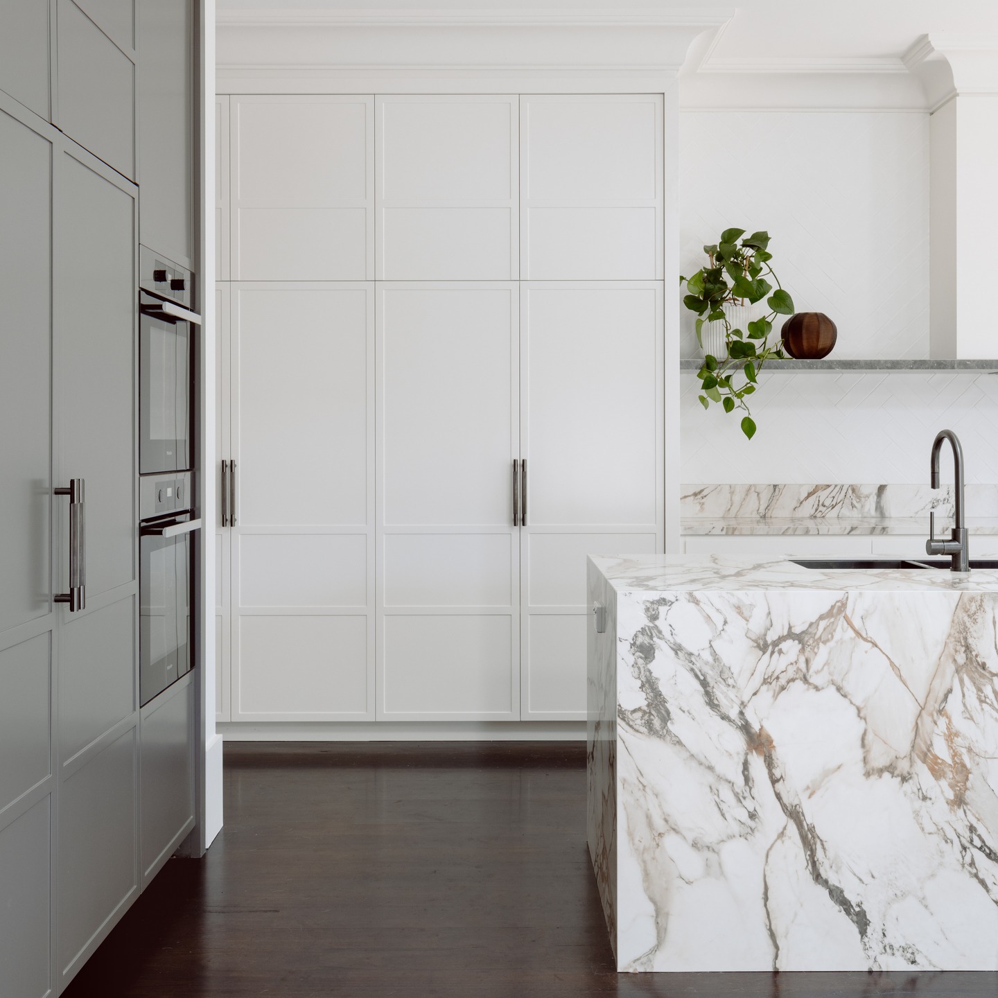 Classic joinery detailing with dramatic materiality. Perfect combination of aesthetics and functionality at our FEDERATION HOUSE PROJECT.
.
Interior Design: @aria.interiorstudio
Interior Styling: @auraandforminteriors