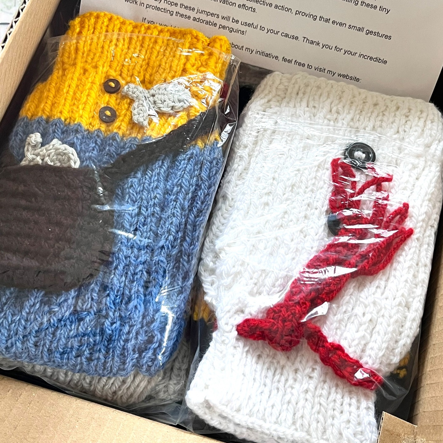 C'est officiel : le colis plein de petits manteaux pour nos adorables manchots pygmées est parti...direction l'Australie! 🧶🐧
Un immense MERCI à toutes celles qui ont participé à cette belle aventure ! Merci infiniment pour votre temps, votre talent et votre générosité. Vous avez fait toute la différence !
Mention spéciale à @laposte de Cambrai, qui a pris en charge l’envoi ! Grâce à eux, nos petits manteaux vont voyager en première classe (ou presque) jusqu'à l’autre bout du monde !
Ce projet se termine, mais ne rangez pas tout de suite vos pelotes… J’ai déjà de nouvelles idées qui trottent dans ma tête ! 😉
Restez connectées !
#1ManteauPour1Manchot #phillipsisland #penguinjumpers #penguinfoundation #aupanierdaugustine #tricotsolidaire