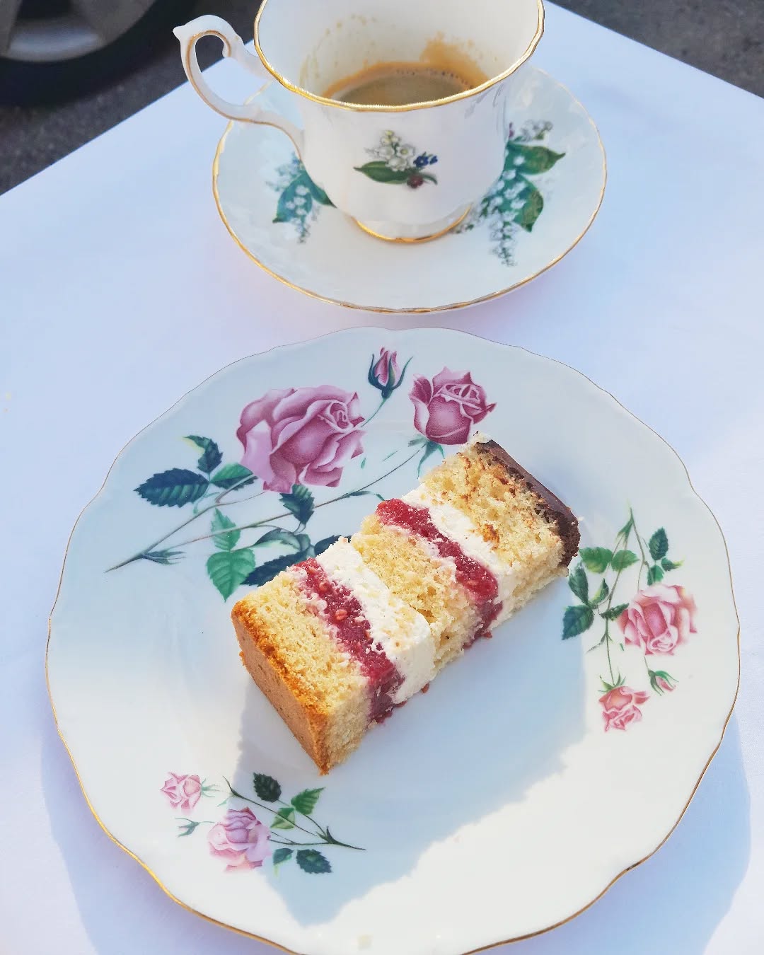 Parfois, dans mon métier, il y a des sacrifices à faire… Oui, oui, des sacrifices !
Comme celui de découper une part de mon propre cake design. Quelle torture, n’est-ce pas ? Mais que voulez-vous, certaines formes de gâteaux l'exigent. Alors, dans un pur élan de dévouement (et absolument pas par gourmandise, hein), je sors ma plus belle porcelaine made in Irlande, je me prépare un café bien chaud, et je prends cette pause bien méritée…
Et là, c’est l’extase : un biscuit moelleux et réconfortant, une chantilly mascarpone à la vanille Bourbon qui caresse le palais, et cette confiture de framboise au miel qui vient titiller les papilles avec juste ce qu’il faut de gourmandise… Une bouchée, puis une autre… Comment résister ?!
Après tout, un bon artiste se doit d’apprécier son œuvre, non ?
Bon, promis, je garde le reste pour vous. Enfin… peut-être.
#laperlerarecakedesign #CakeDesign #GourmandiseSucrée #FramboiseAddict #VanilleBourbon #DurDÊtrePâtissier #LeSacrificeDuChef #TestéEtApprouvé #FoodPhotography #PassionPâtisserie #dessertlover