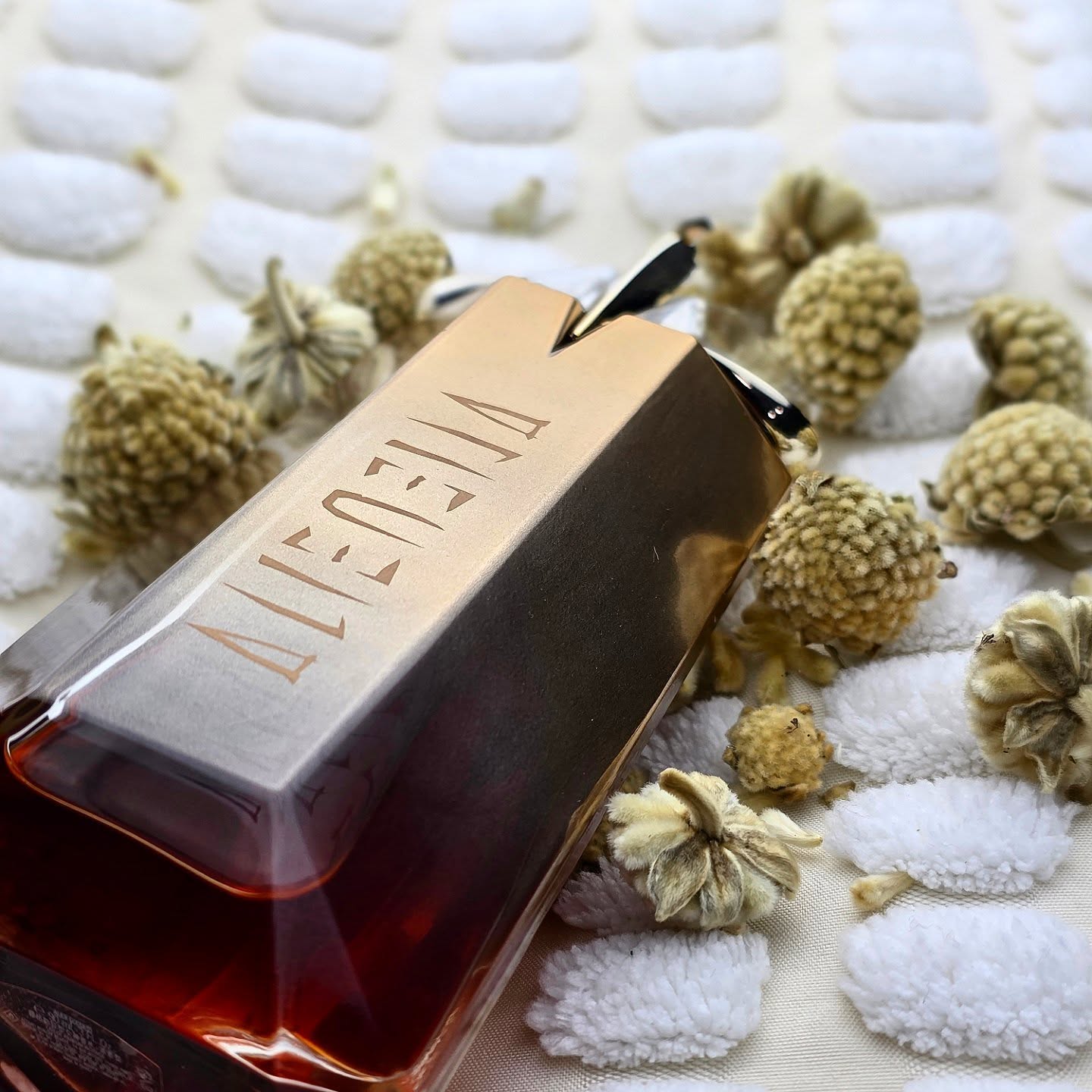 Alien Goddess Intense is a warm and fuzzy Cashmere, Vanilla, and Amber scent with some Coconut. What's your favorite Alien?
.
.
.
.
.
.
Top notes are Coconut and Bergamot; middle notes are Jasmine and Jasmine Tea; base notes are Vanilla, Benzoin and Cashmere Wood.
.
.
.
.
.
.
.
#perfume #perfumecollection