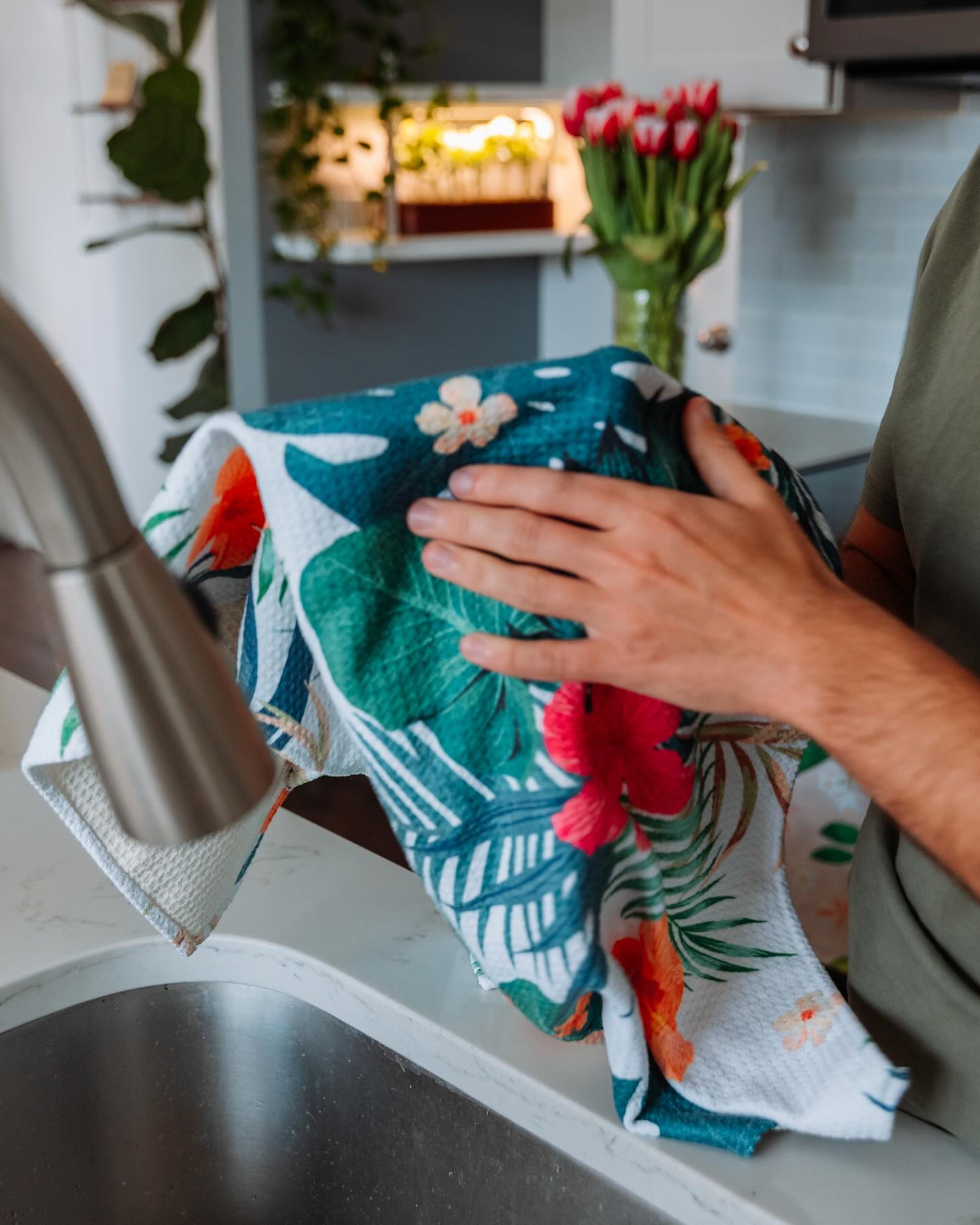 Happy Aloha Friday! 🌺 This is your sign to get your cleaning done so you can relax this weekend 🧘♀️✨.
Our absorbent, quick-dry towels can make your job even easier!
#hawaii #localbusiness #towels #cleaning #weekendvibes #alohafriday #relax