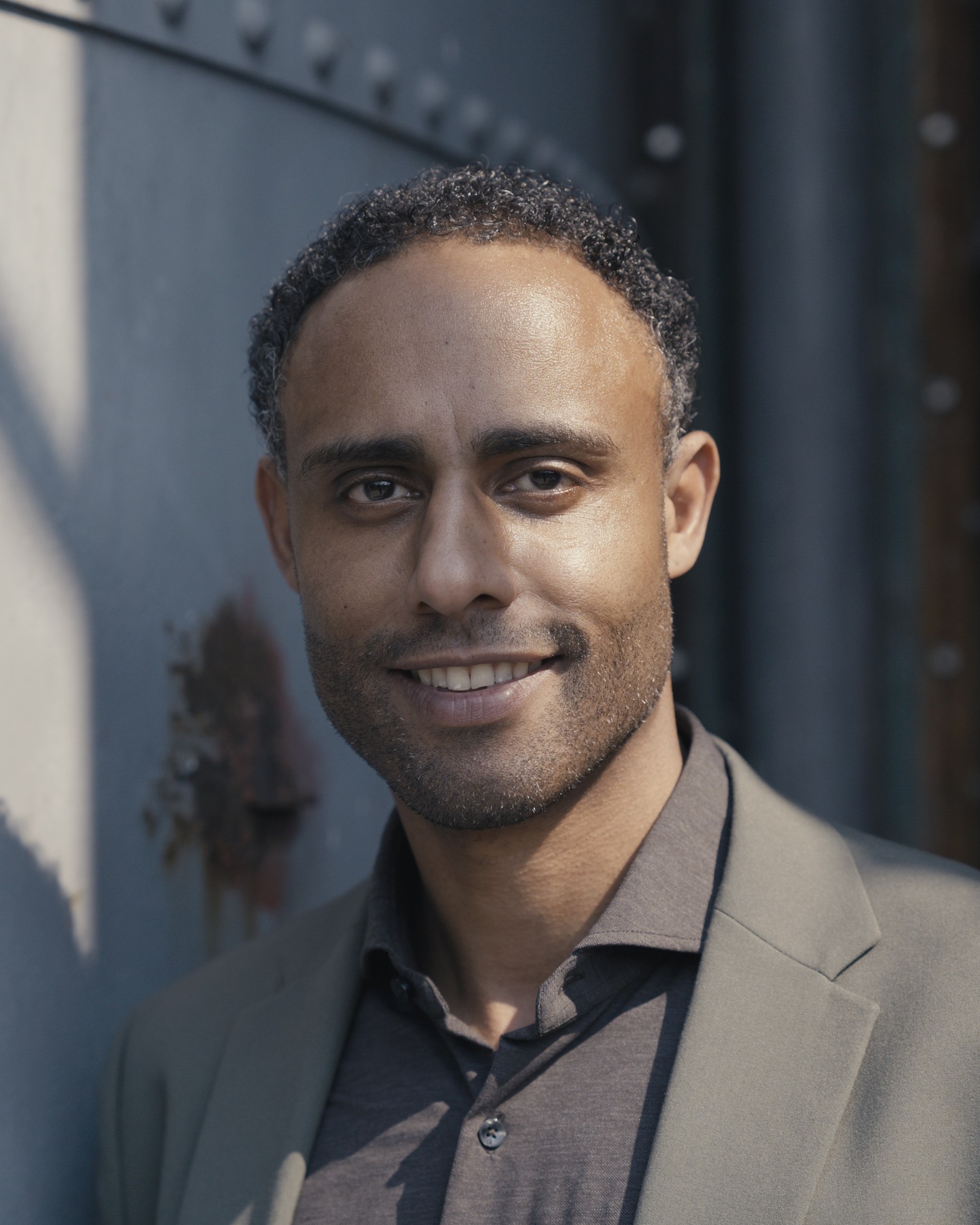 Help jij mee bouwen?
Ik ben Lawrence Paintsil, oprichter van LeaderShift Academy en Business Boost 024 🚀.
Als Performance in Business Coach werk ik met ondernemers die besluiten zich bij mij aan te sluiten om effectiever te worden op persoonlijk, zakelijk en fysiek vlak, waarbij zelfleiderschap centraal staat.
In de afgelopen 24 jaar heeft mijn aanpak geleid tot succesvolle transformaties bij tal van ondernemers. Dit heeft geresulteerd in een krachtiger netwerk, meer besluitvaardigheid in hun business en effectievere communicatie met hun persoonlijke en zakelijke relaties.
Zijn dit onderdelen die jij ook interessant vindt? Volg mij dan op de volgende kanalen:
✔Instagram/LinkedIn/Facebook: Lawrence Paintsil
✔Instagram/LinkedIn/Facebook/YouTube: LeaderShift Academy
✔Instagram/LinkedIn/Facebook: Business Boost 024
Neem ook een kijkje op www.leader-shift.nl
en www.businessboost024.nl
.
Het komende jaar focus ik mij op het uitbouwen van mijn community. Dit doe ik via mijn vier programma’s:
🔹Mentorship: Wekelijks 1-op-1 coaching met ondernemers.
🔹Driven Society: Een groepsprogramma voor ondernemers met 5 tot 30 medewerkers.
🔹Commitment Society: Gericht op ondernemers en zzp'ers in de startupfase.
🔹Business Boost 024: Voor resultaatgericht netwerken vanuit verbinding.
Mijn uiteindelijke ambitie is om een community te creëren van uiterst gedreven ondernemers die elkaar met hun expertise helpen hun ambities te realiseren.
Klinkt dit als het ontbrekende puzzelstukje? Laten we dan samenkomen om te ontdekken hoe we elkaar kunnen versterken.
Mijn DM staat altijd voor je open. of mail naar info@leader-shift.nl. Uiteraard is de beller sneller!
📞 0624734343
Lawrence Paintsil
Performance in business
@leadershiftacademy
@businessboost024🚀
#lawrencepaintsil #leadershiftacademy #performanceinbusiness #businessboost024 #ondernemenwijchen #samensterk