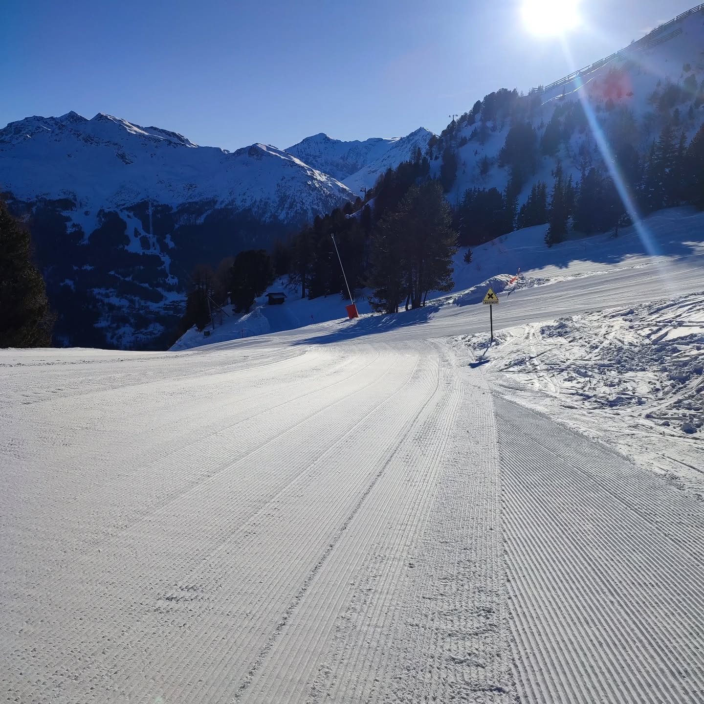 #firstlifts #sunshine #corduroy Today is going to be a good day!!! #lesarcs #paradiski
