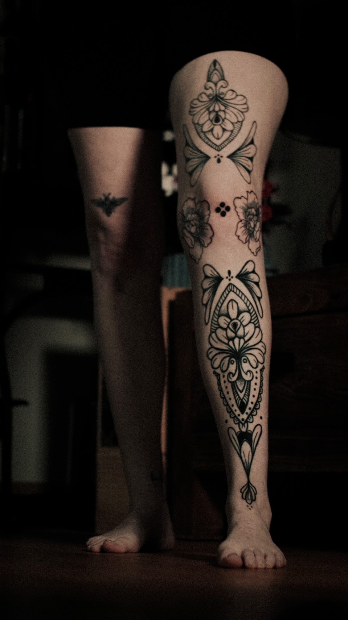 LA JAMBE DE LAURA ✨
Je vous montre cette superbe vidéo réalisée par @seeknrecord du projet de Laura !
Elle avait envie d’un projet ornemental avec des gros tracés, on s’est bien amusées !
Quelque chose me dit qu’on va continuer cette jambe bientôt ! :)
Un grand merci @seeknrecord pour la vidéo et @wimtmusic d’avoir créé le son ! ♥️
#praxiis #bouaye #tattoobouaye