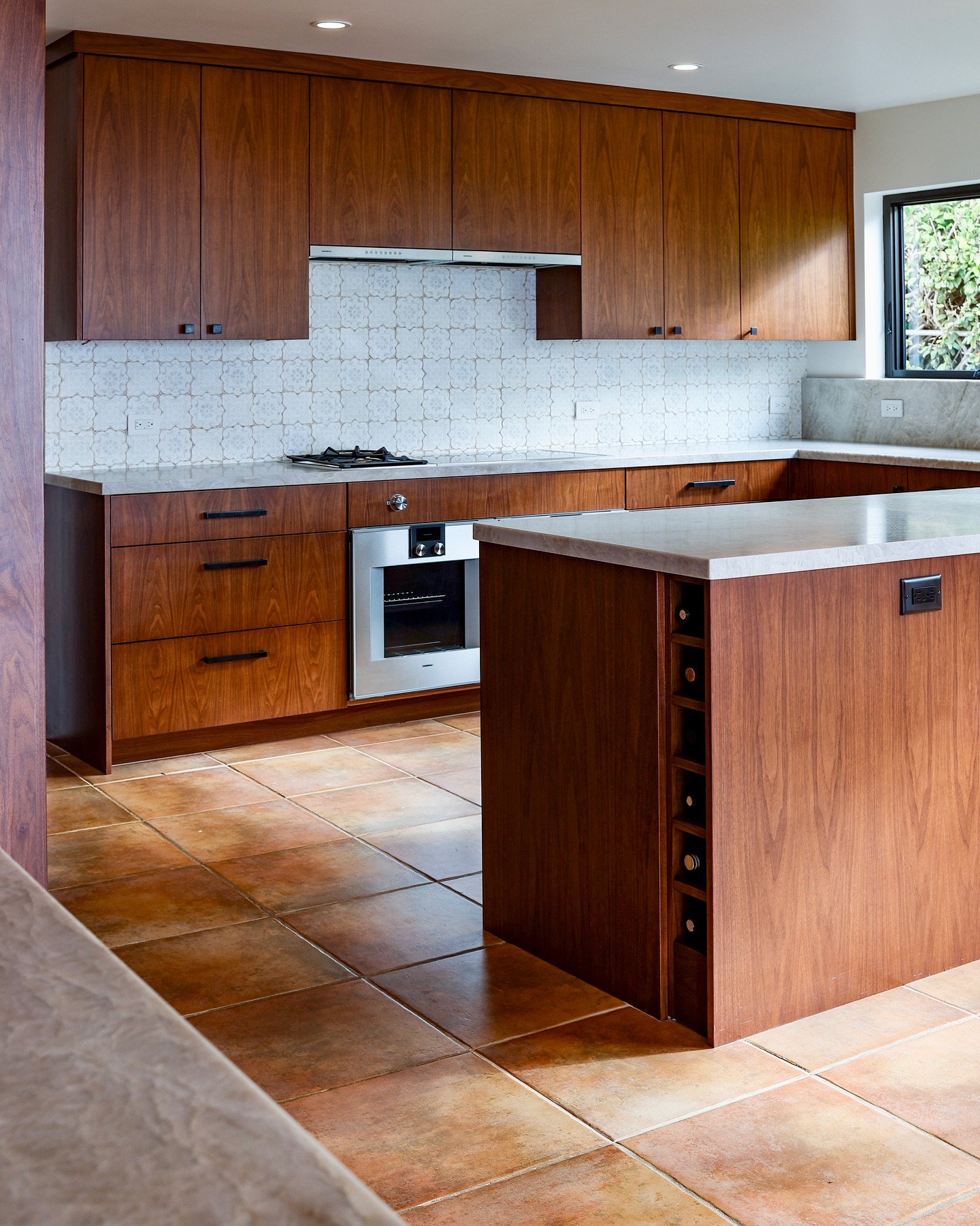 Walnut slab cabinets glowing in the sunlight, from a recent project in Aptos.
Check out our updated website for more photos!
Link in bio
Photo @b.ritt.back
Interior design @michellelisacinteriordesign
