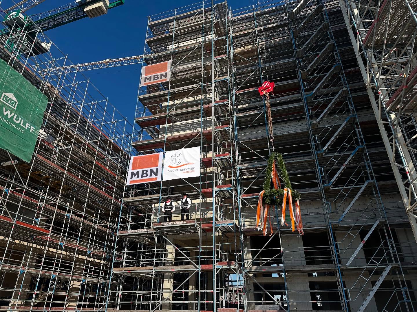 Heute wurde Richtfest für die neue Wohnanlage des @studierendenwerk_hamburg an den Elbbrücken gefeiert- mit dabei unter anderem auch @dressel.andreas, @astridhennies_spd und @katharina.fegebank. Hier entstehen 260 Wohnungen für ca. 370 Studierende und Azubis in der Hafencity, die zum Wintersemester 2026/2027 bezugsfertig sein sollen. Bezahlbarer Wohnraum ist für junge Menschen, die ein Studium oder eine Berufsausbildung beginnen von großer Bedeutung. Aus diesem Grund hat sich der Senat bereits mit dem Masterplan Studierendenwohnen 2030 auf einen sehr guten Weg gemacht, der nun fortgeschrieben werden soll. So wollen wir die Anzahl der Wohnungen für Auszubildene und Studierende deutlich voranbringen, um dem Fachkräftemangel von morgen wirksam zu begegnen.