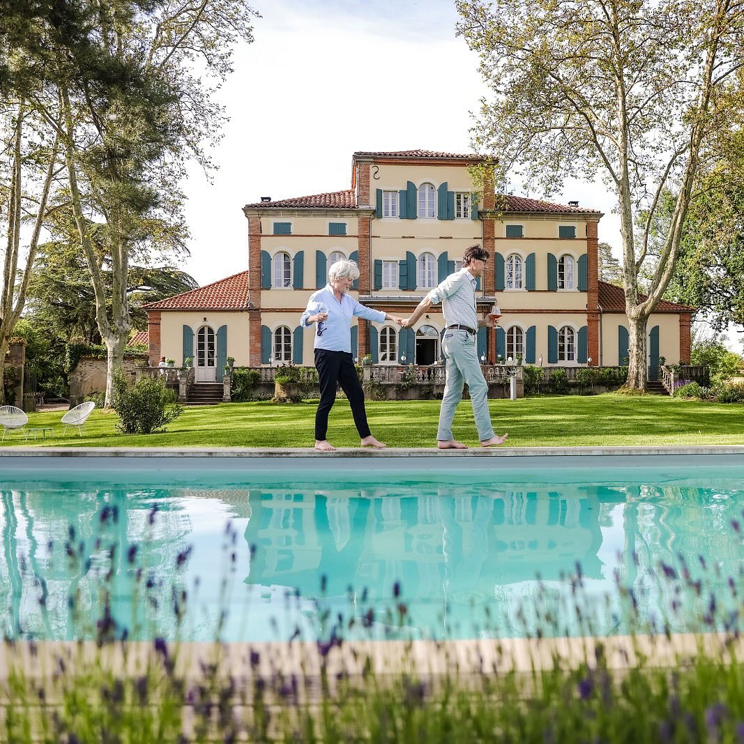Vous avez envie d’un peu de soleil printanier ? 🌸
Tout est vert et frais, les oiseaux chantent joyeusement et les rayons du soleil sont encore doux et agréables. C’est le moment idéal pour se débarrasser de la chape de l’hiver et profiter de la nature qui renaît. Flânerie, bien dîner, être ensemble. Et pourquoi ne pas profiter d’une baignade dans la piscine chauffée ? 😍
Nous sommes ouverts dès Pâques, donc aussi pour les ponts de Mai.
Ces photos ont été prises par @raynaudphoto pour @tourismetarn dans le cadre du programme « Les Bons Week-ends ». Merci aux amis nos Cees et José, les meilleurs figurants de tous les temps.
———————
Zin in lentezon? 🌸
Alles is fris groen, de vogels fluiten er vrolijk op los en de zonnestralen zijn nog heerlijk zacht. Het is een mooie tijd om de winterdeken van je af te schudden en te genieten van de ontluikende natuur. Lanterfanten, lekker eten, samen eropuit. Wie weet inclusief een duik in het zwembad, want dat is verwarmd. 😍
Vanaf Pasen zijn we open, dus ook met Hemelvaart en Pinksteren.
Deze foto’s zijn gemaakt door @raynaudphoto in opdracht van @tourismetarn in het kader van het programma les Bons Week-ends. Met veel dank aan vrienden Cees en José, de beste figuranten aller tijden.
#tourismetarn #chambresdhotesdecharme #pontsdemai #ohlechateau #maisondhotesdecharme #voorjaarsvakantie #slowliving #vakantieinfrankrijk #segalatarnais #bedandbreakfast #alacampagne #vacancesprintemps #bonweekend #tabledhotesgourmande #lente #wegvandemassa #bijzonderplekje