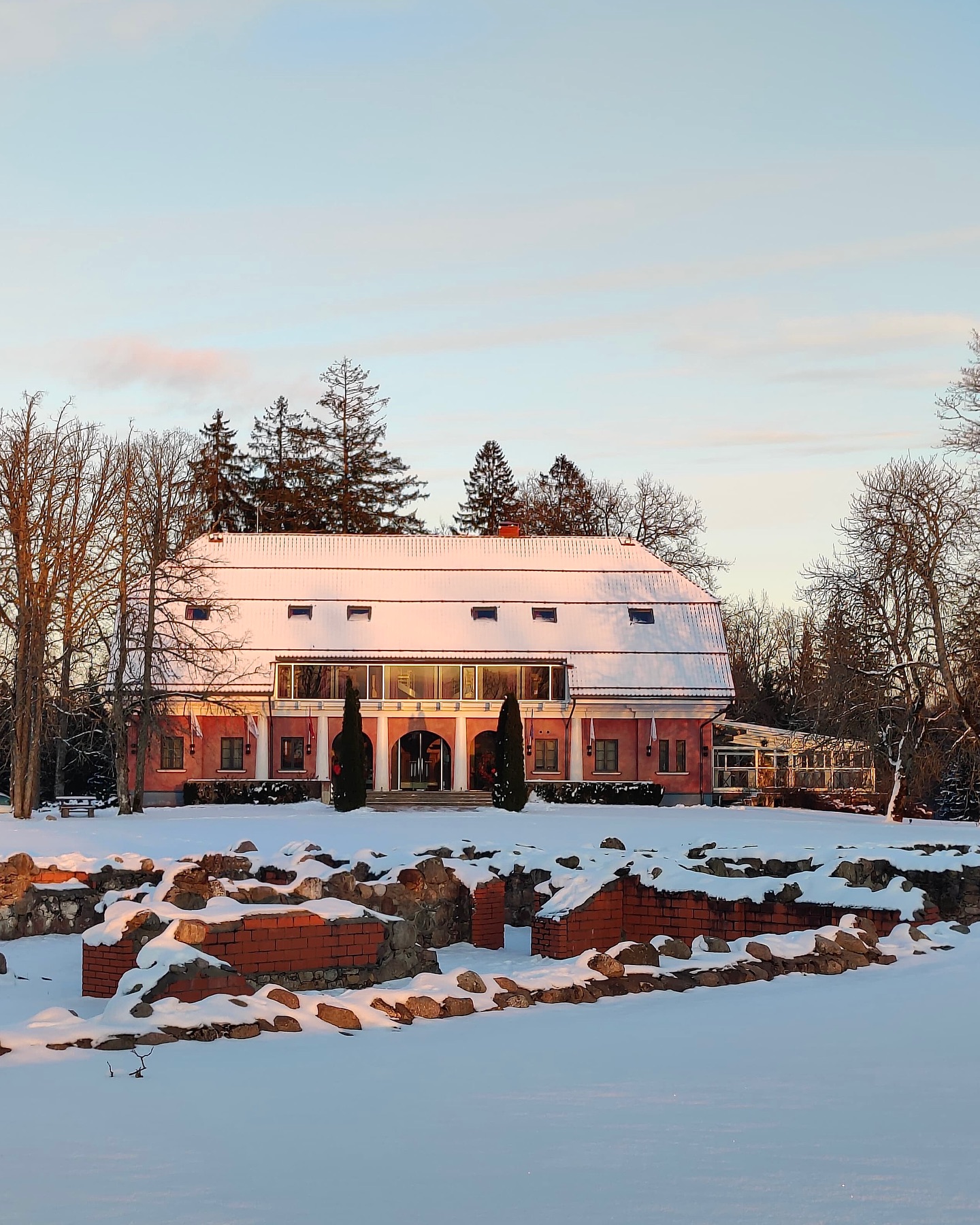Februāris šajās brīvdienās parsteidza. Vārdos neaprakstāmi skaists un saulains sals parūpējās, lai pastaigas un aktivitātes svaigā gaisā būtu īpaši vilinošas. Turklāt aizvadījām arī viesu pilnas un gardas 14.februāra svinības, paldies par viesošanos un kopīgiem svētkiem!
Gaidīsim ciemos izbaudīt vēl februāri Annās ziemīgā noskaņā - sniegotās pastaigās, karstās vannās, gardā maltītē un saldā miegā.
Uzzini vairāk par šīs sezonas īpašajiem piedāvājumiem un rezervē mājaslapā www.annashotel.com